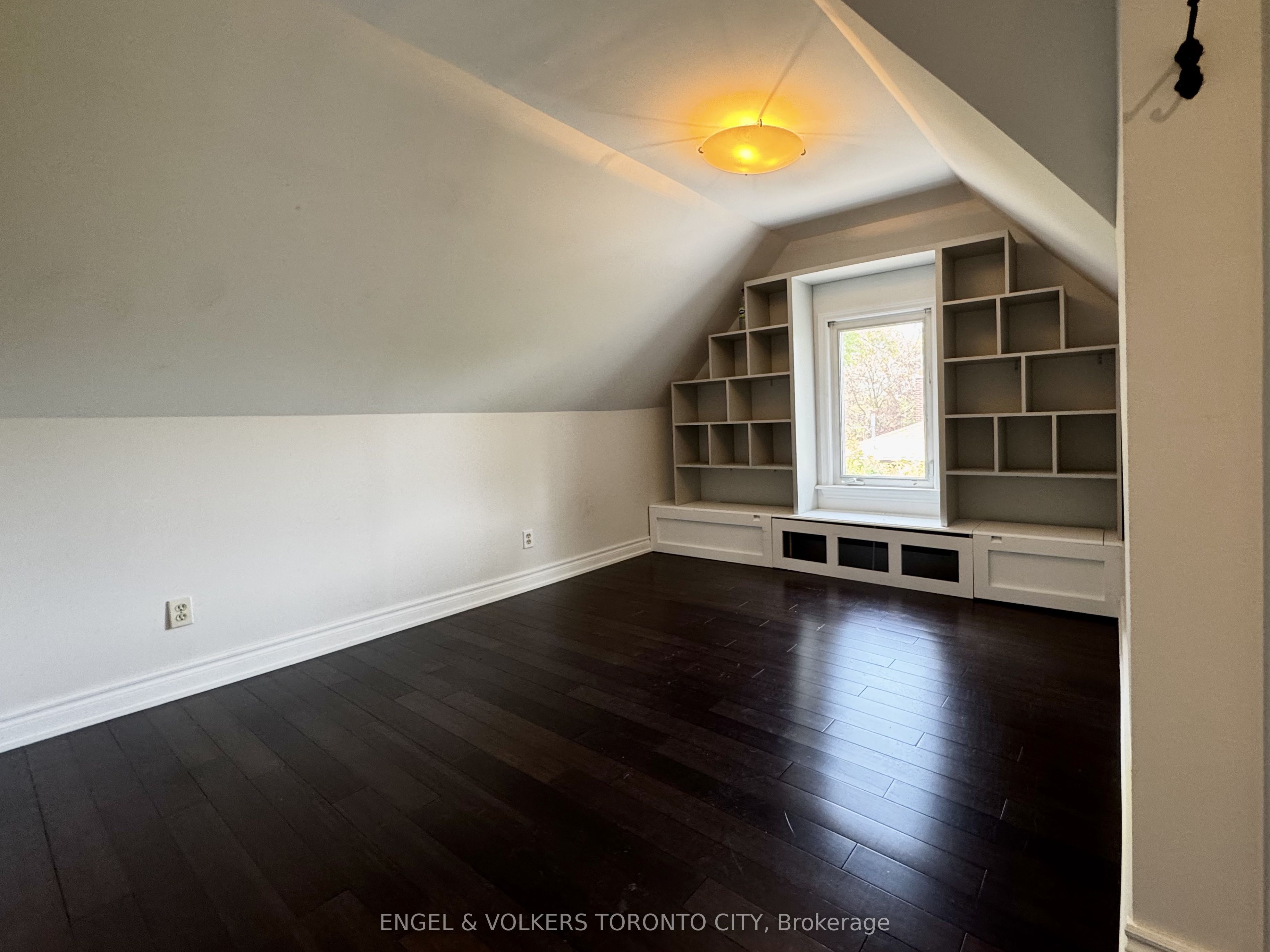 Live in One of Richmond Hill's Most Desirable Neighbourhood