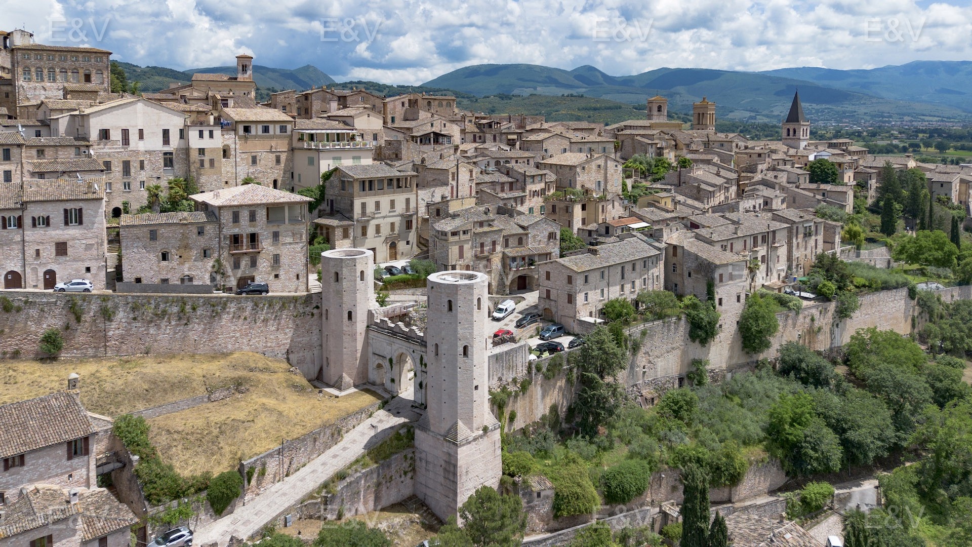 Palazzo in the historic centre with a breathtaking view of the Towers and the valley