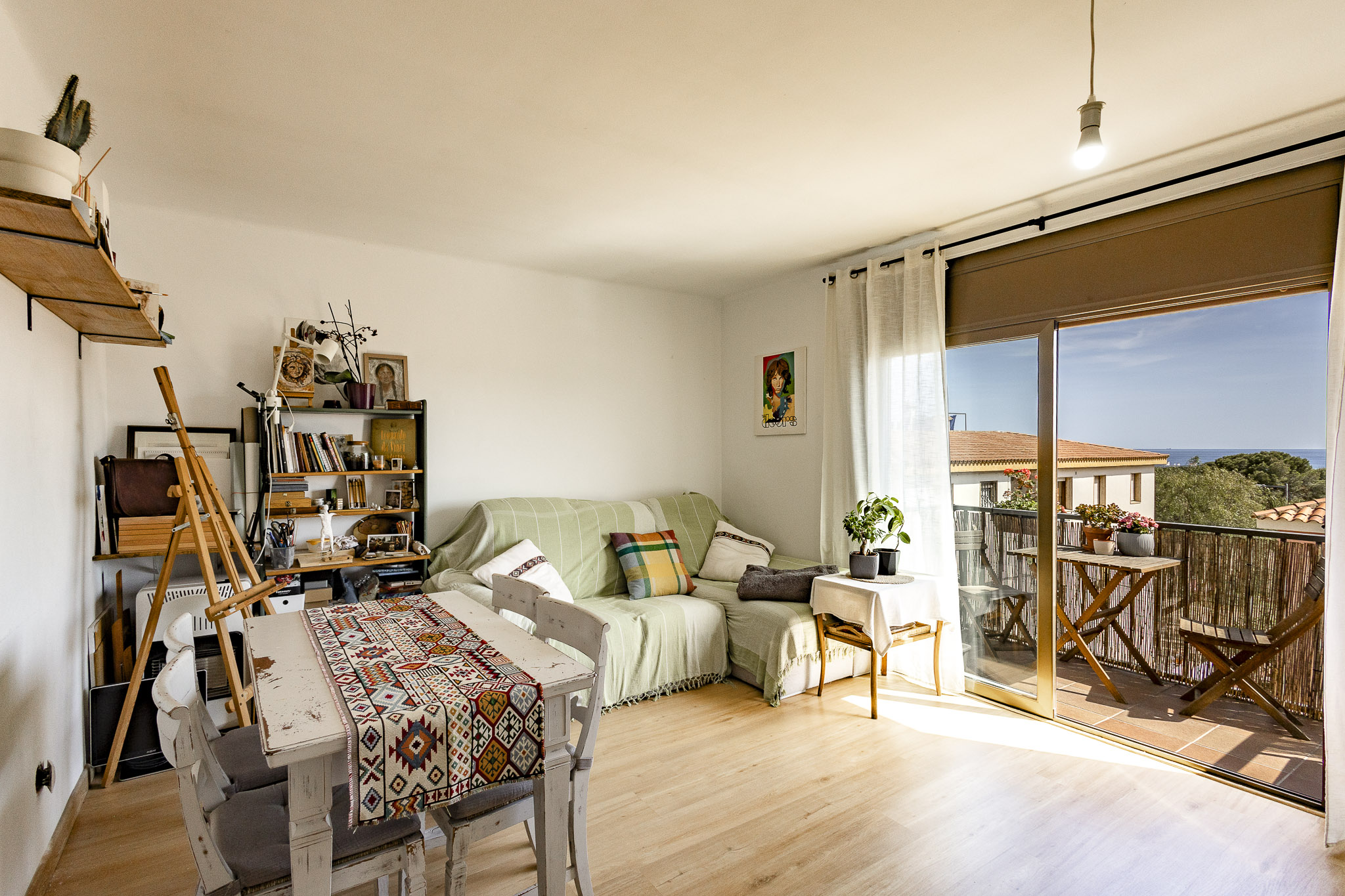 Bright apartment with balcony and sea on the horizon in the village of Altafulla