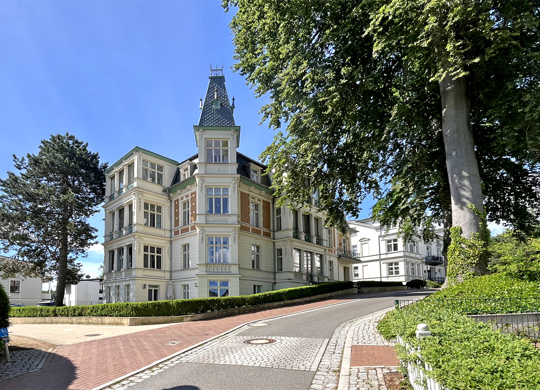 Strandnah und zentral - Wohnung in eindrucksvoller Bäderstilvilla