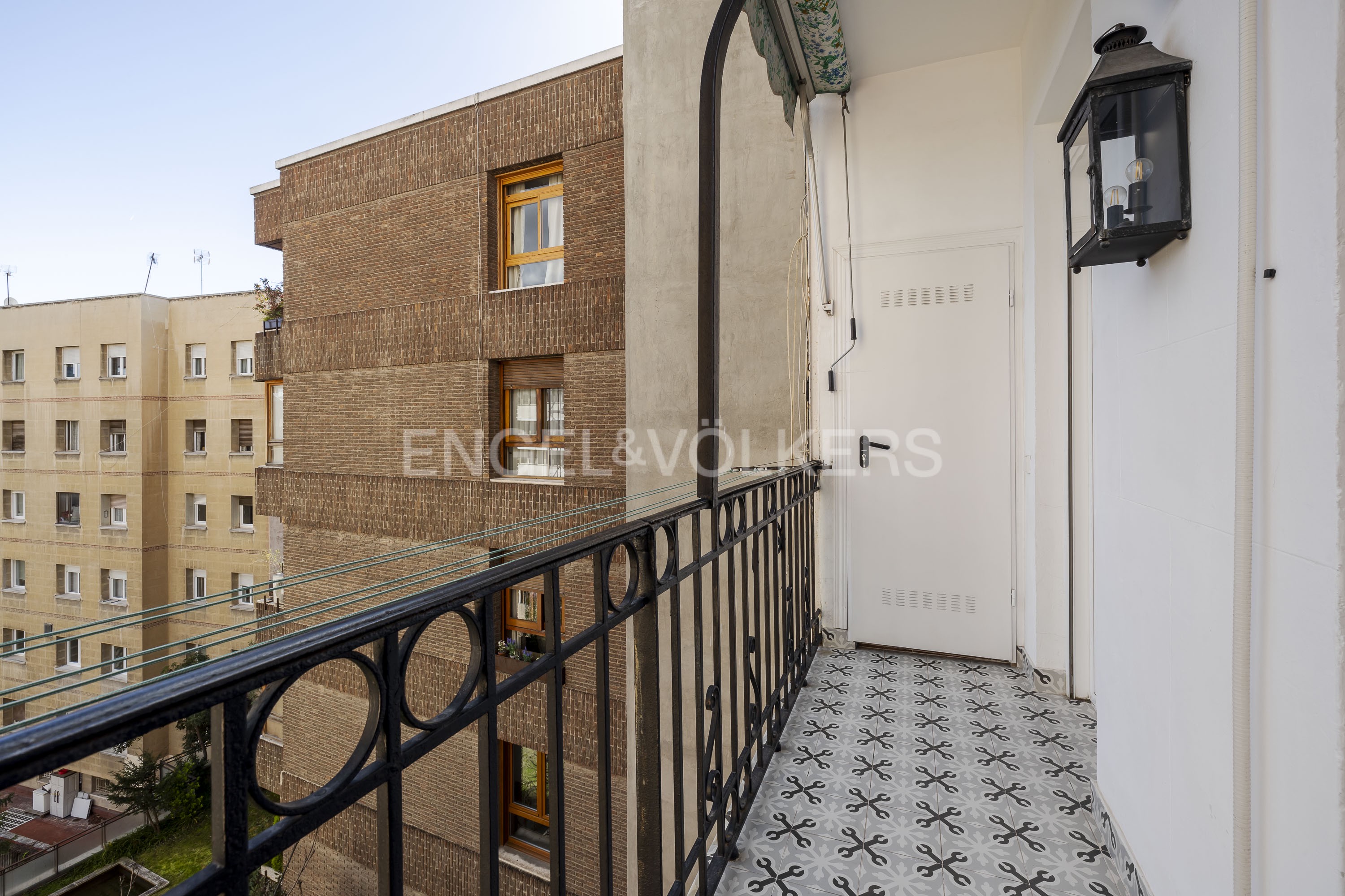 Bright, charming apartment in a classic Almagro building