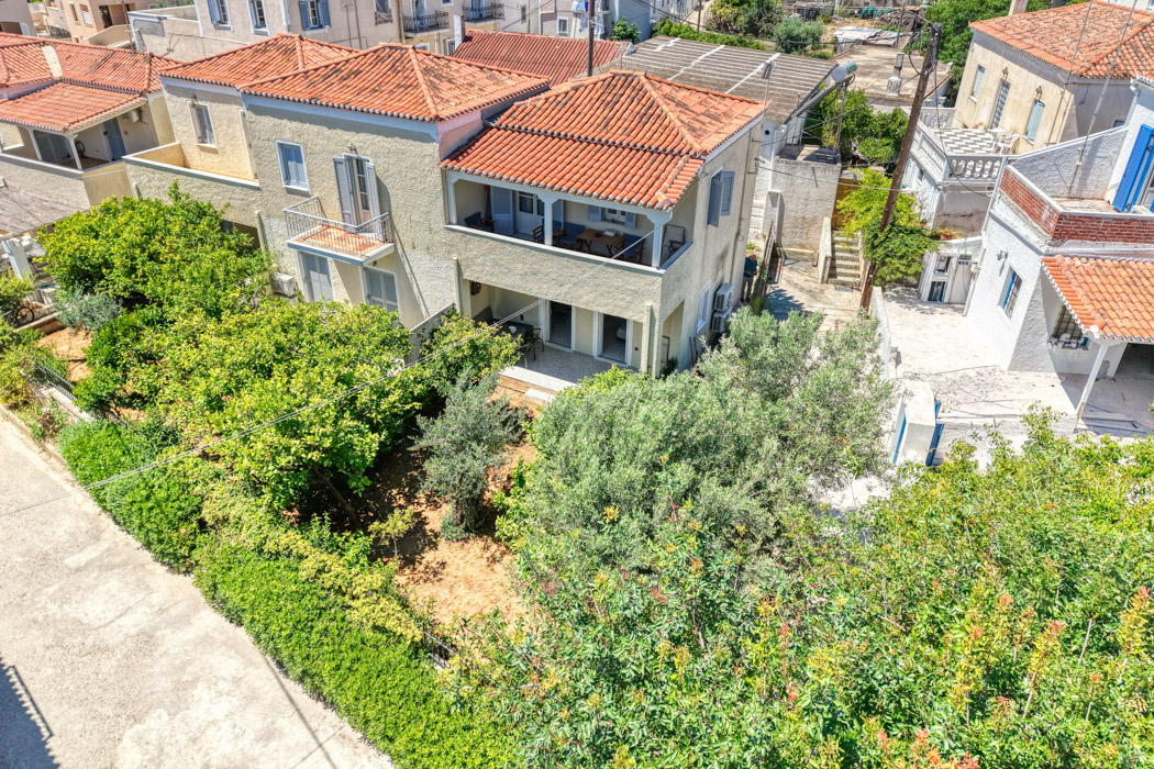 Luxury compact 37 sq.m. apartment with a private courtyard in the οld harbour of Spetses