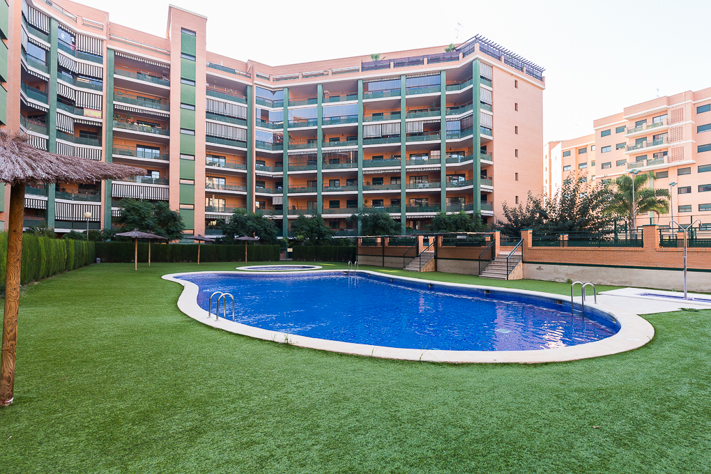 Lovely apartment in the complex with pool and parking in Paterna