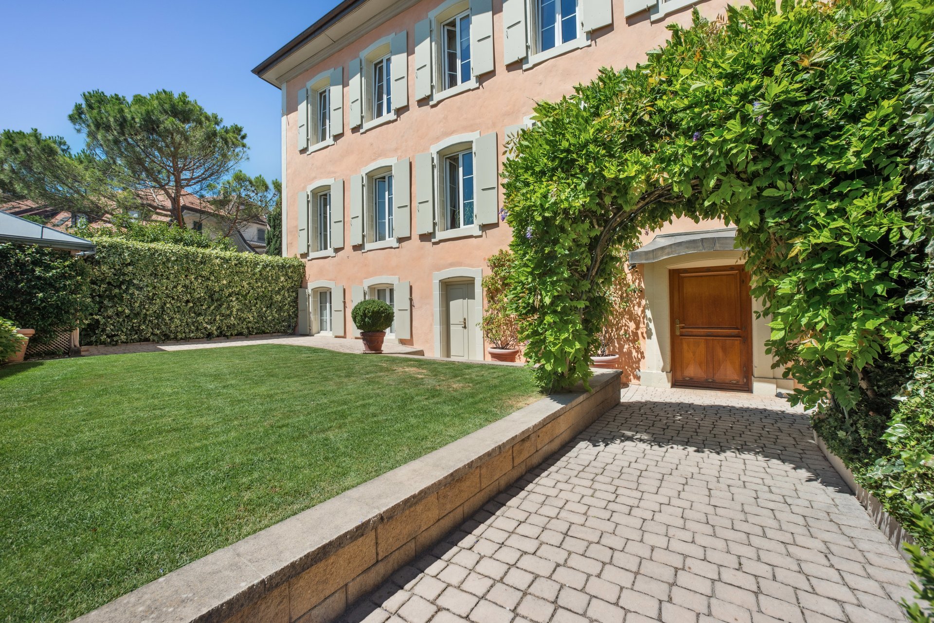 Character home in the heart of Aubonne's historic village
