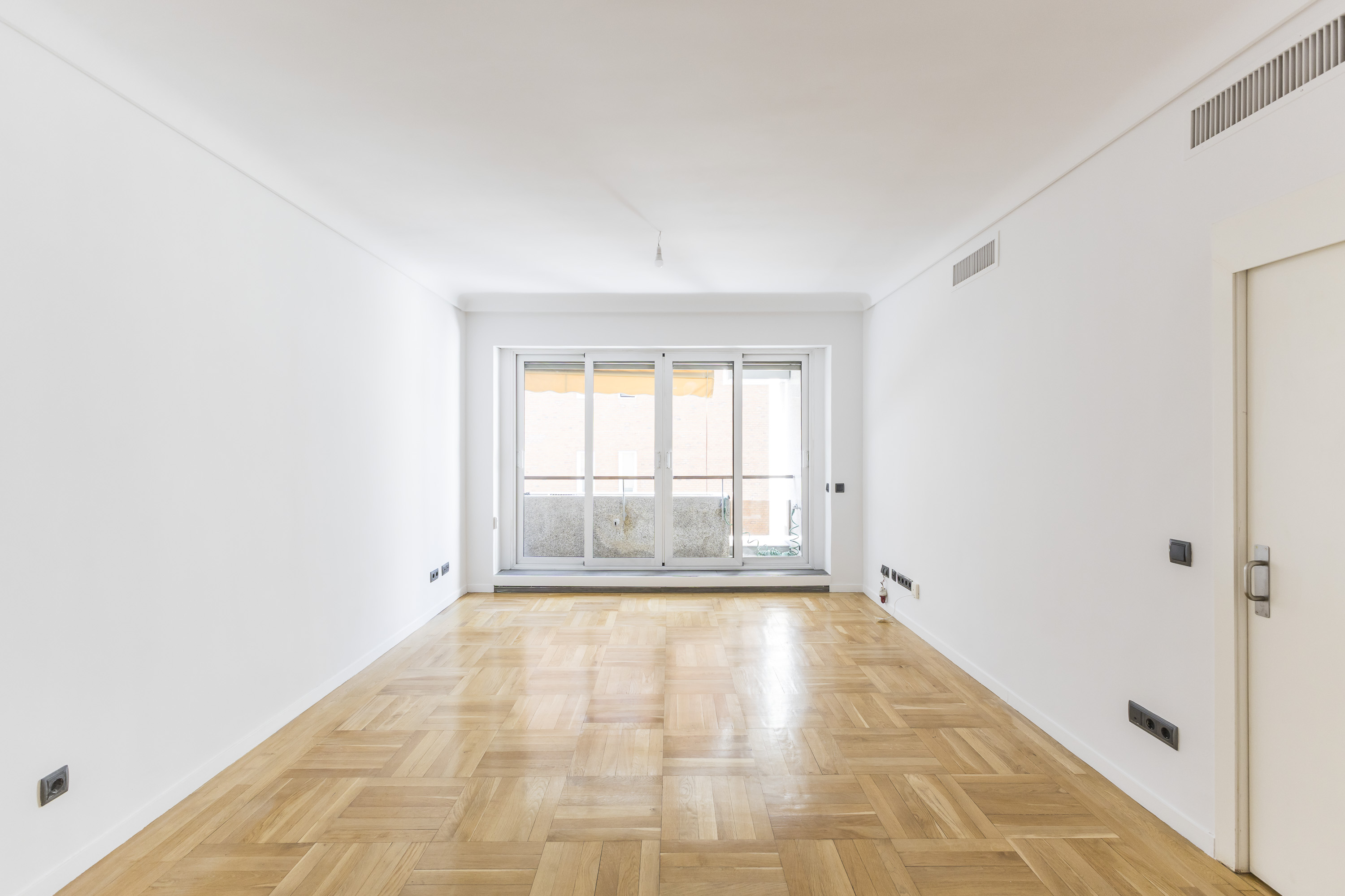 Unfurnished exterior flat for rent with terrace, storage room and option of parking in the building