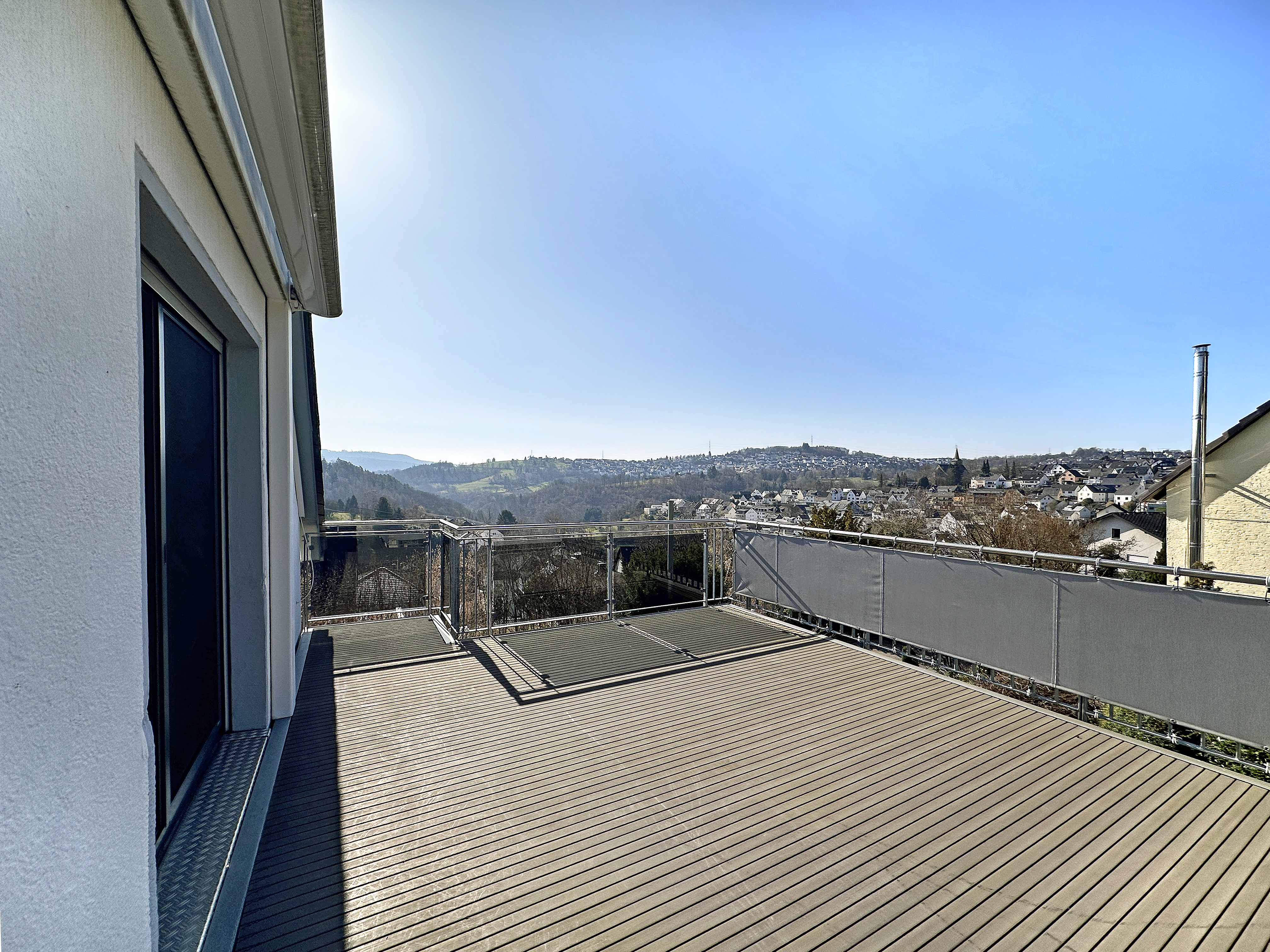 Gepflegtes Zweifamilienhaus mit Fernblick und PV-Anlage