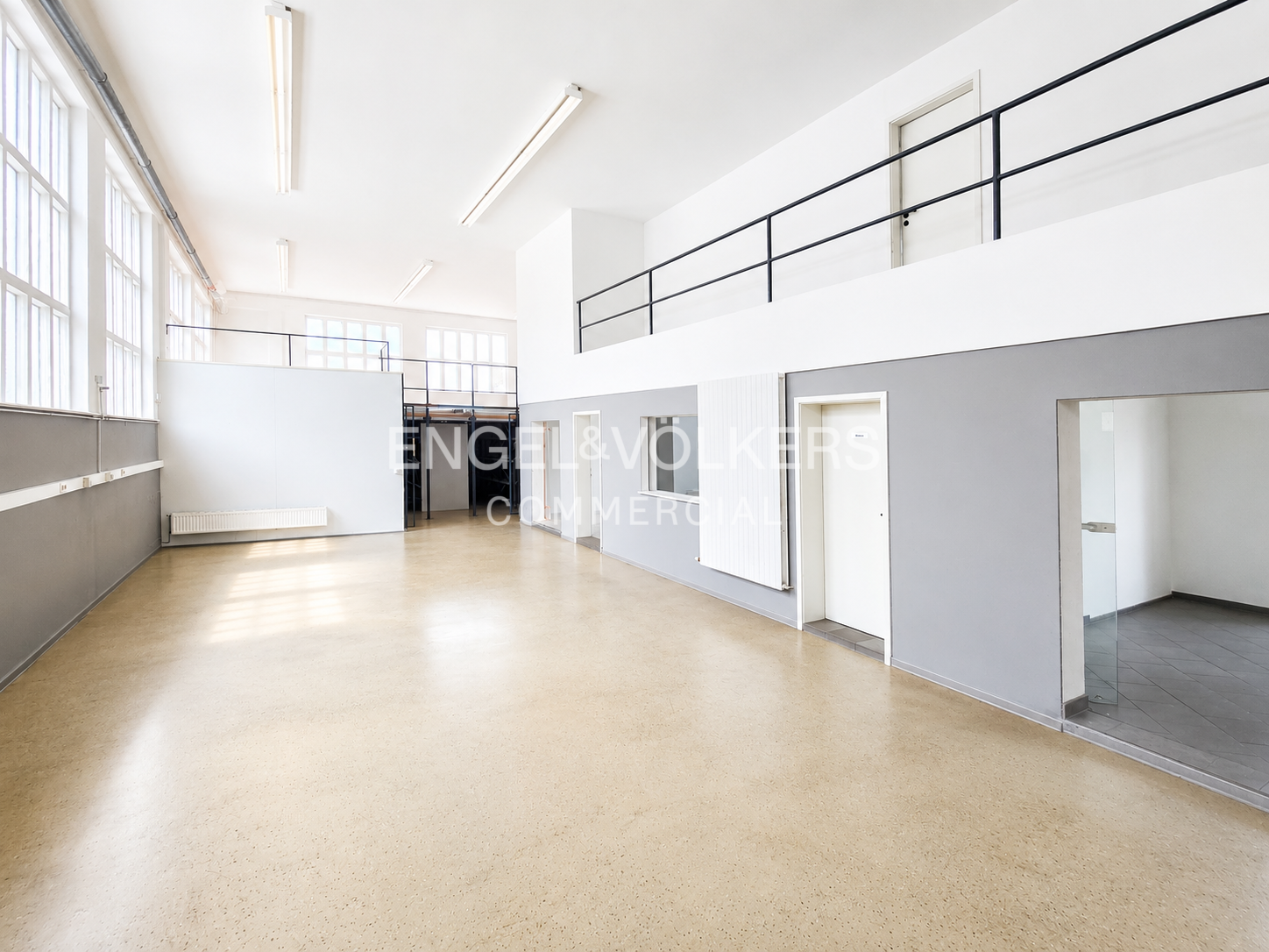 Zentral gelegene Industriehalle mit integrierten Büroräumen