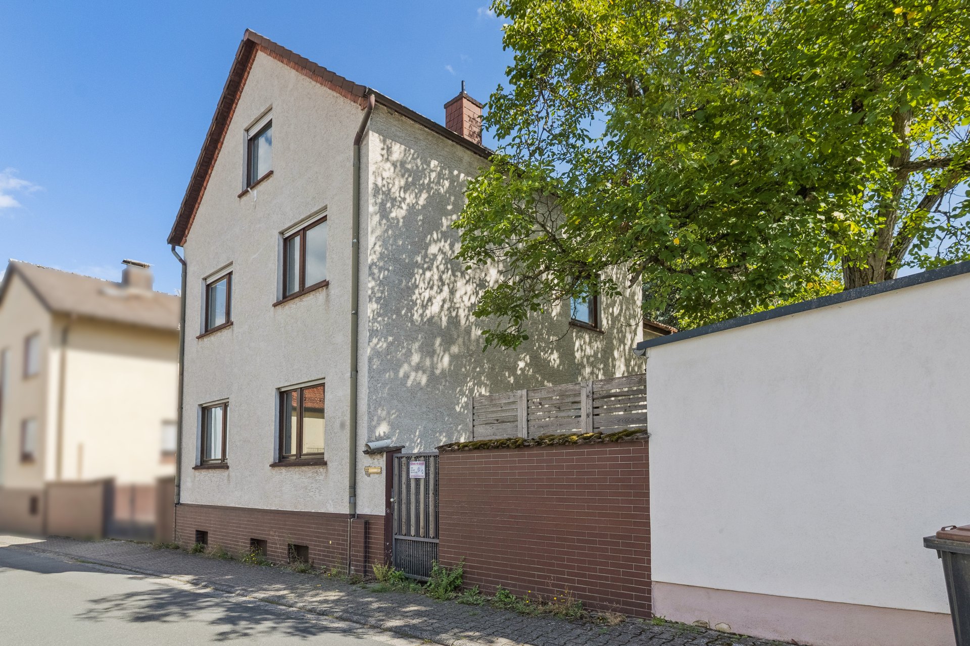 Detached two-family home for visionaries and doers