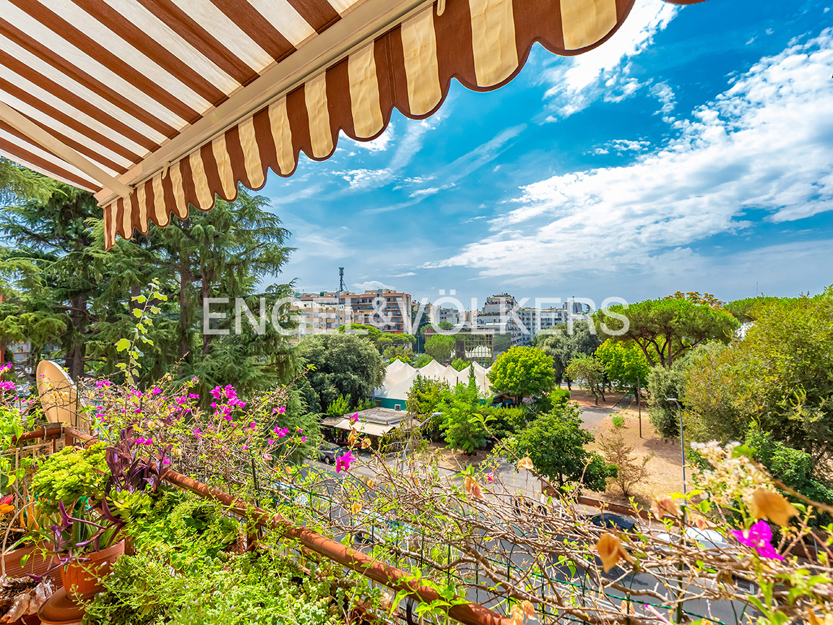 EUR, bright top-floor apartment with balconies and garage