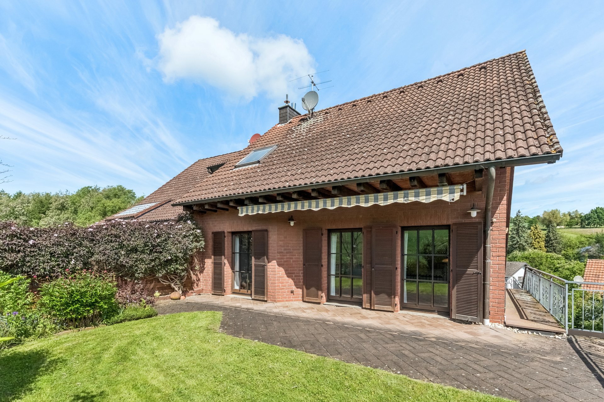 Semi-detached house: Spacious living with an in-law apartment and panoramic views, ready for creative realization