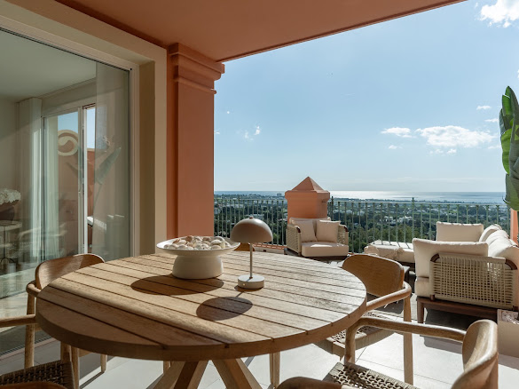 Nowoczesny dwupoziomowy apartament w stylu skandynawskim z widokiem na morze w La Quinta