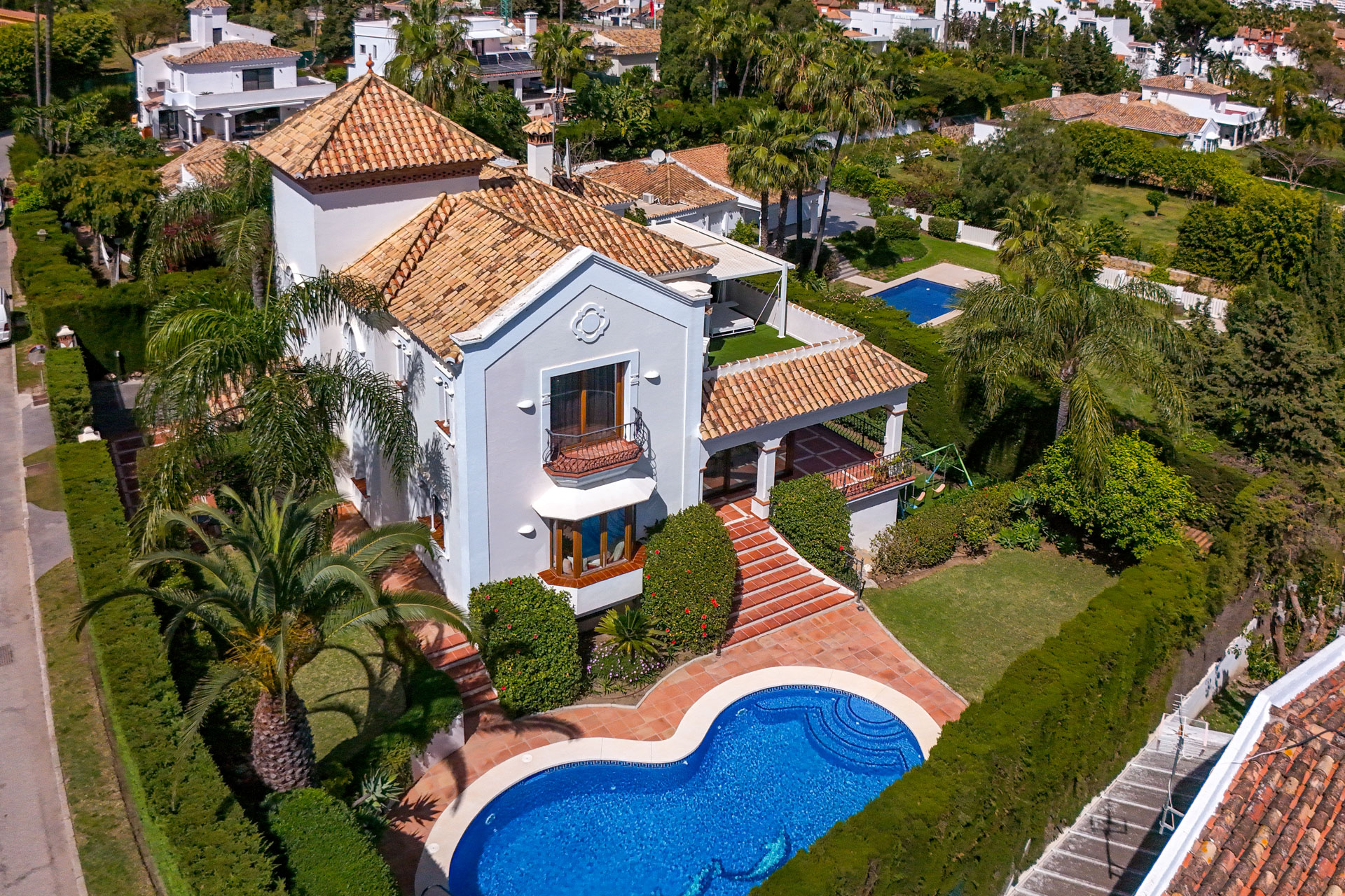 Schlüsselfertige 5-Zimmer-Villa mit Kino, Fitnessraum und Gästeapartment