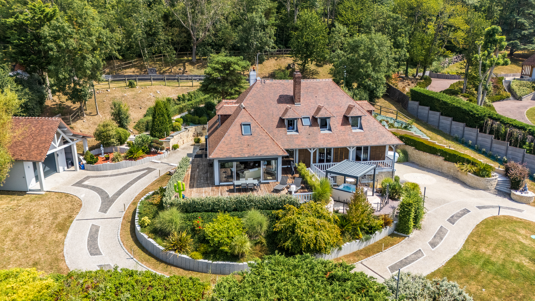 Magnificent property in a prime elevated position with a beautiful sea view
