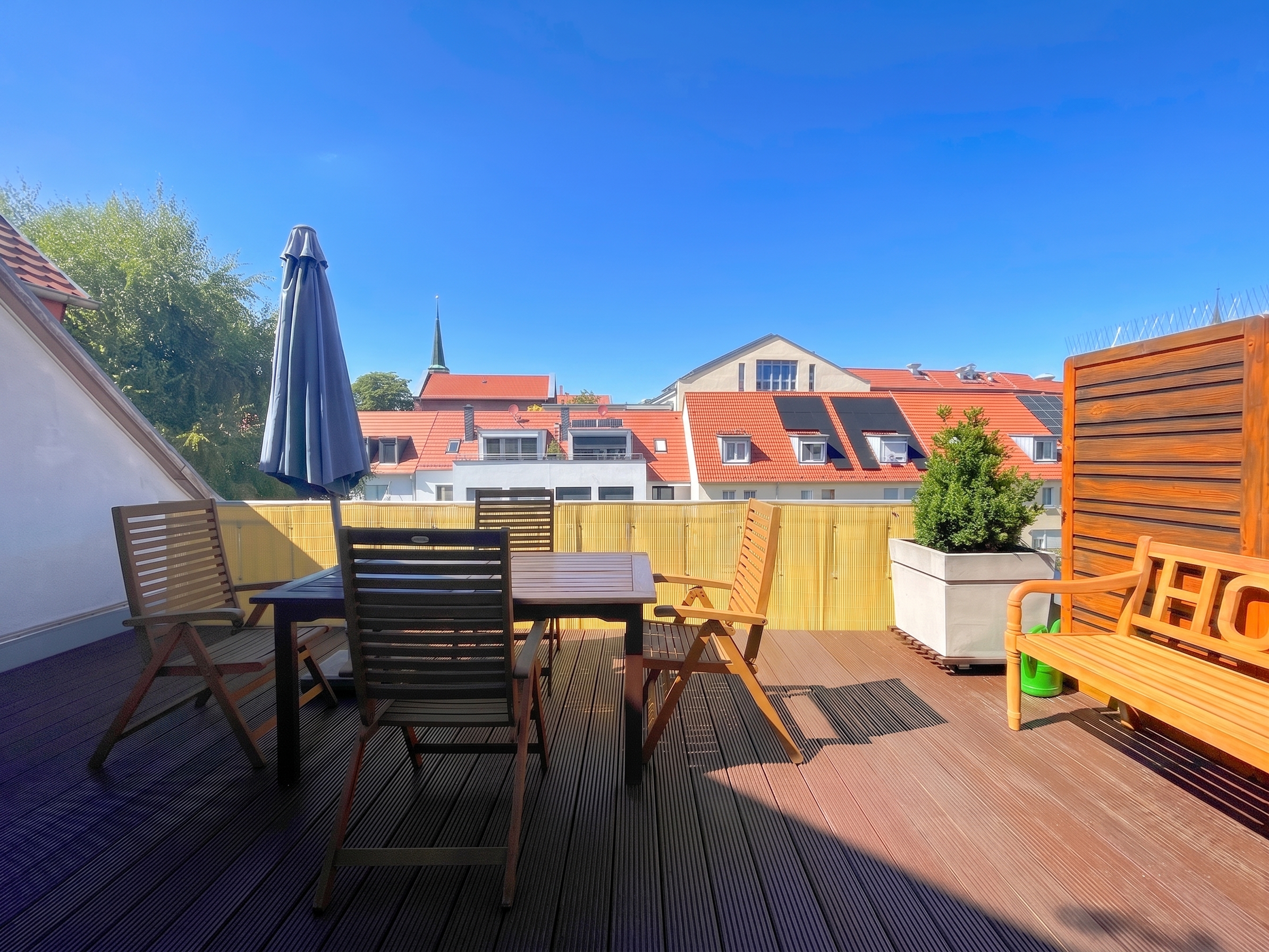 Schicke Stadtwohnung mit großer Dachterrasse und Stellplatz! [KI-modifiziert]