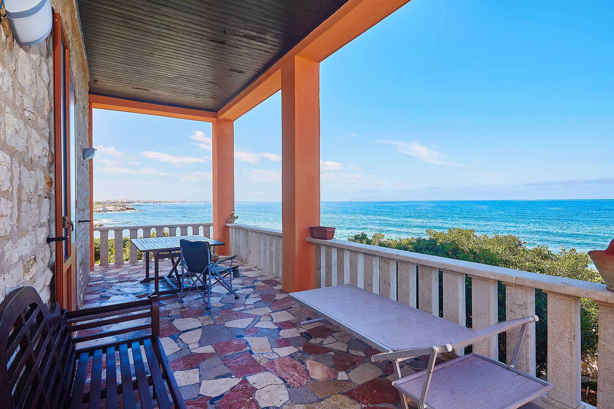 Villa with direct access to the sea