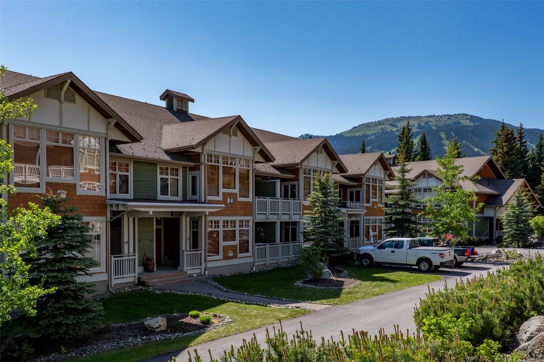 1-Bedroom + Bonus Room Apartment With Direct Slope Access