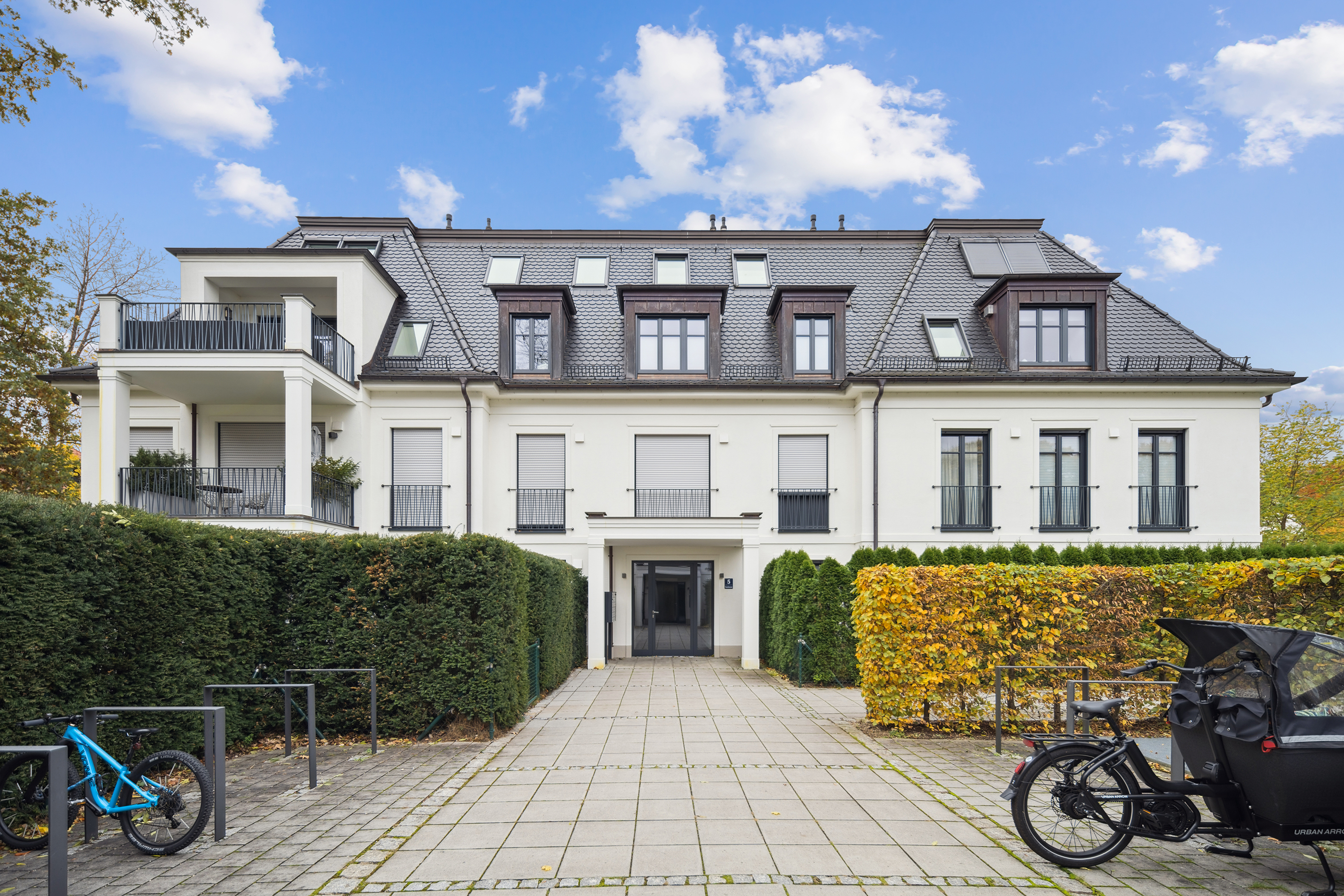 Spacious one-bedroom apartment with south-facing balcony in Harlaching