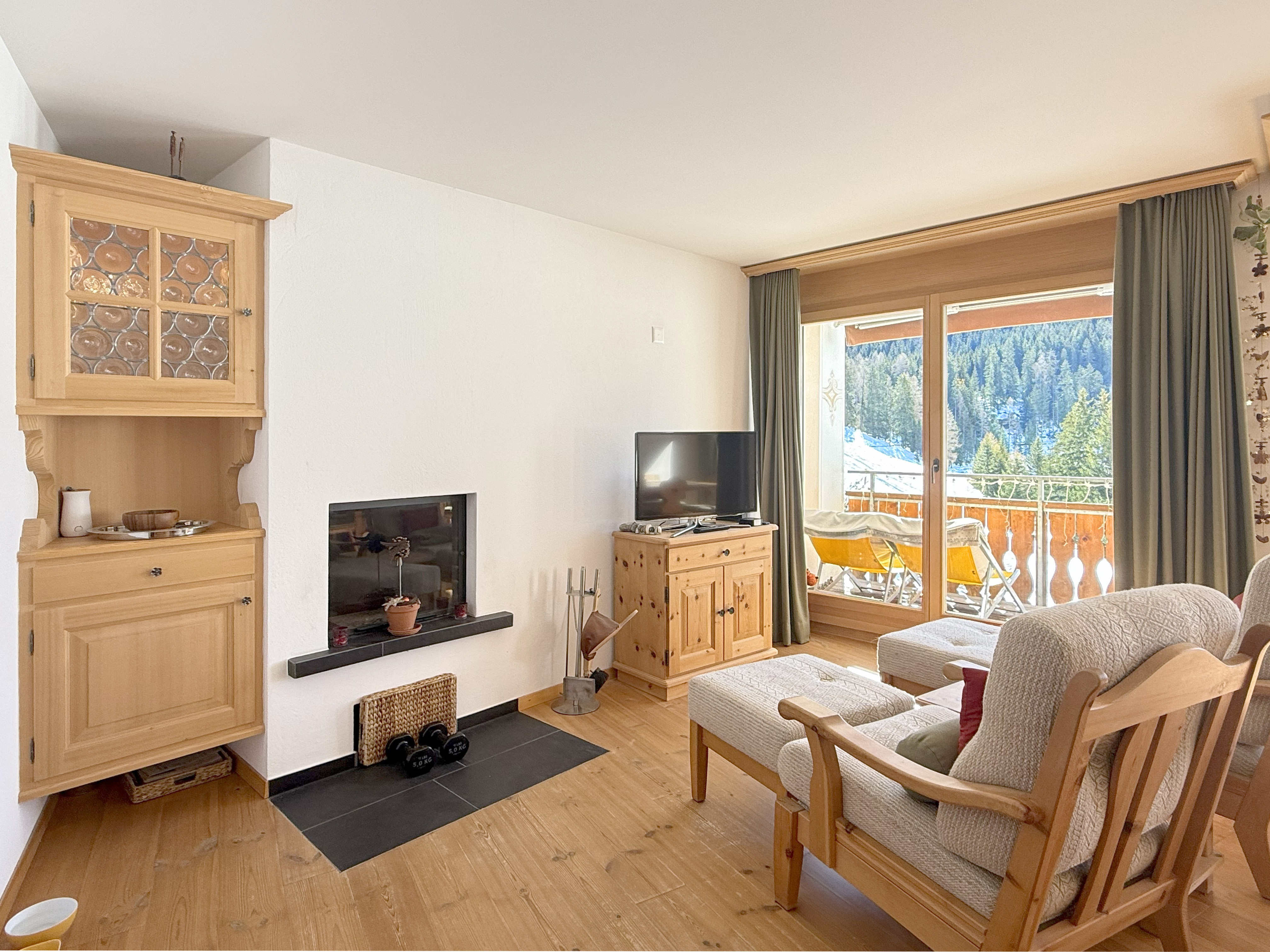 Lakeside meets mountain view – panoramic apartment on Lake Davos
