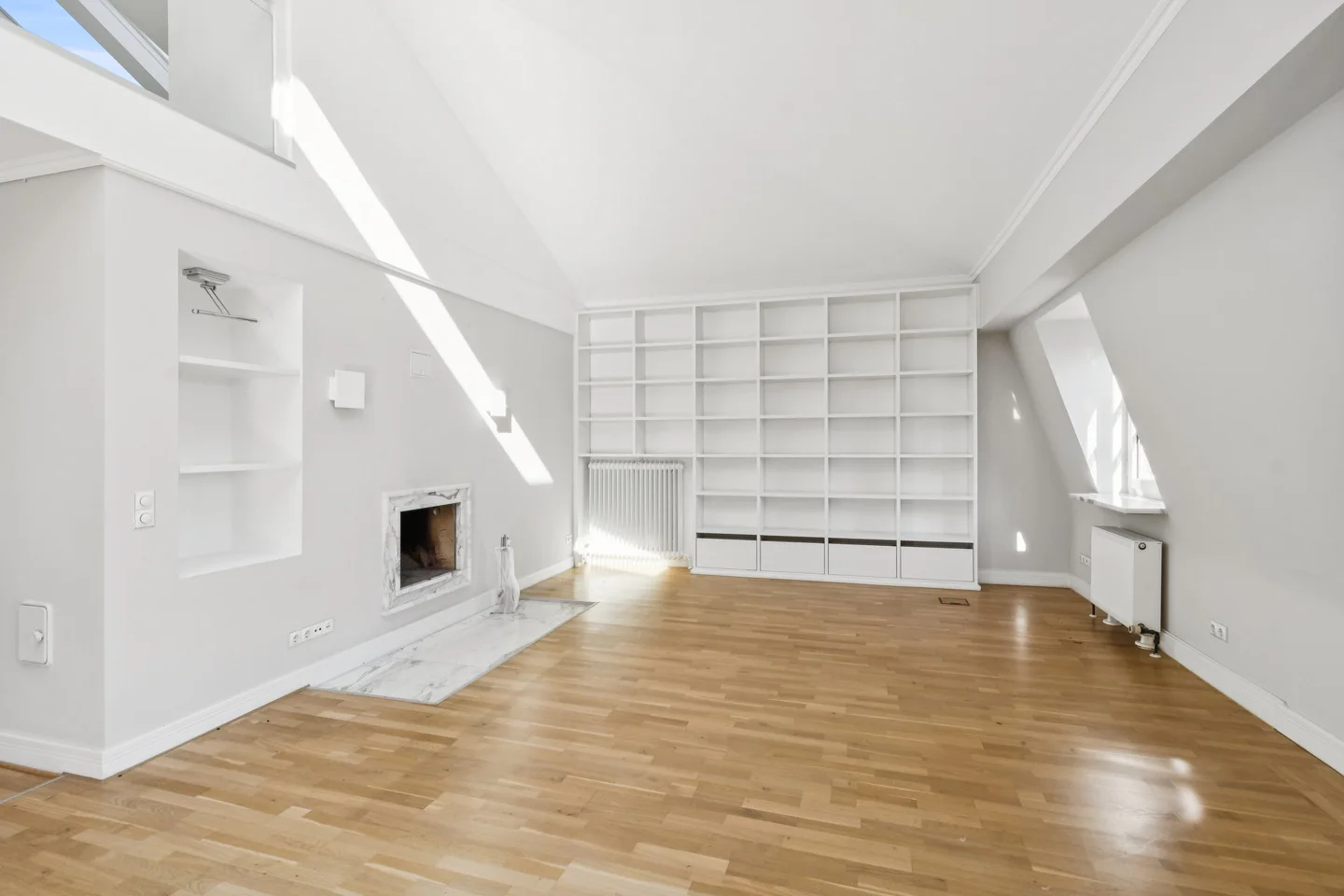 Altbaujuwel mit Skylineblick und Balkon im Frankfurter Westend - Foto 1