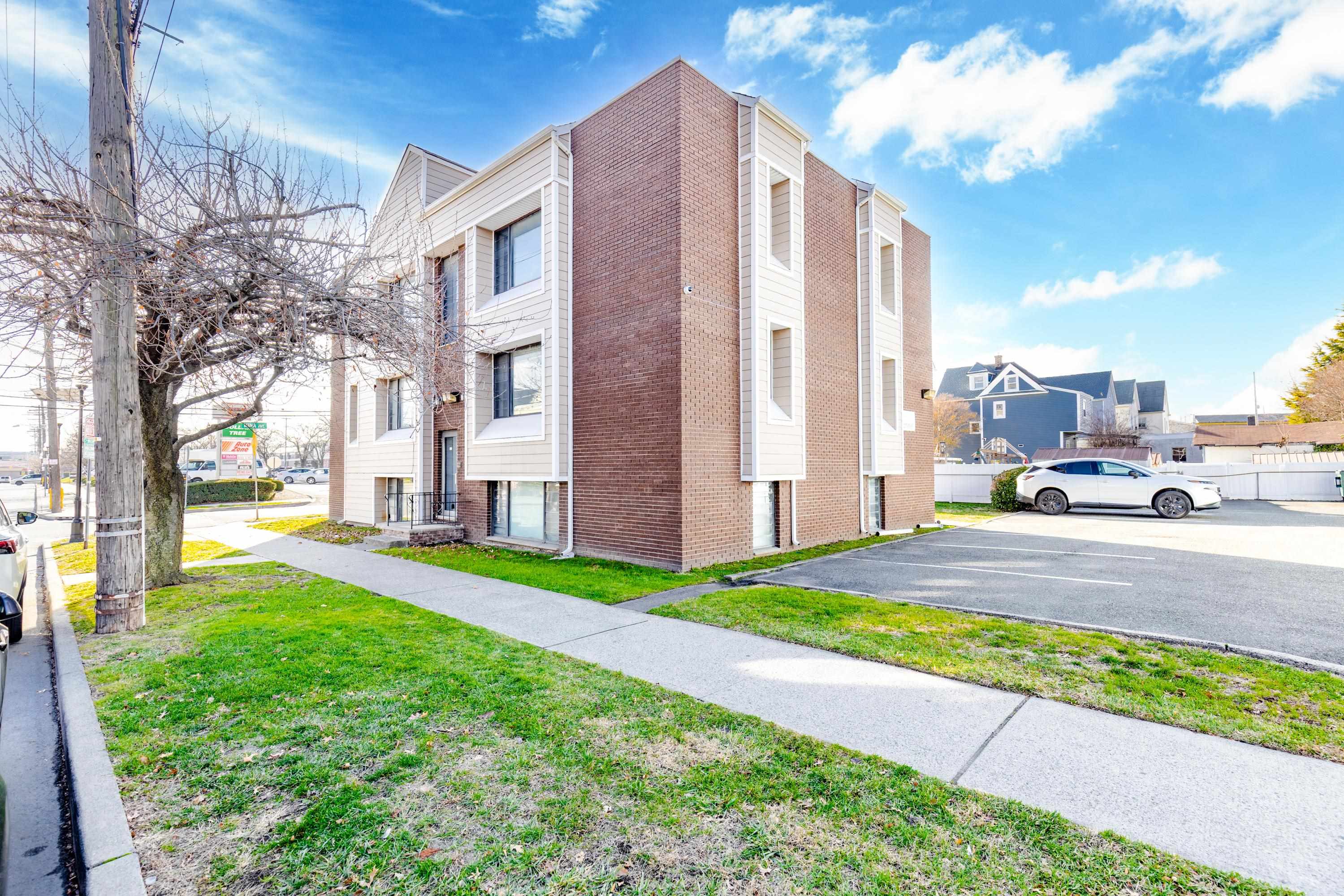 Charming Apartment w/ Parking and Laundry in the Building!