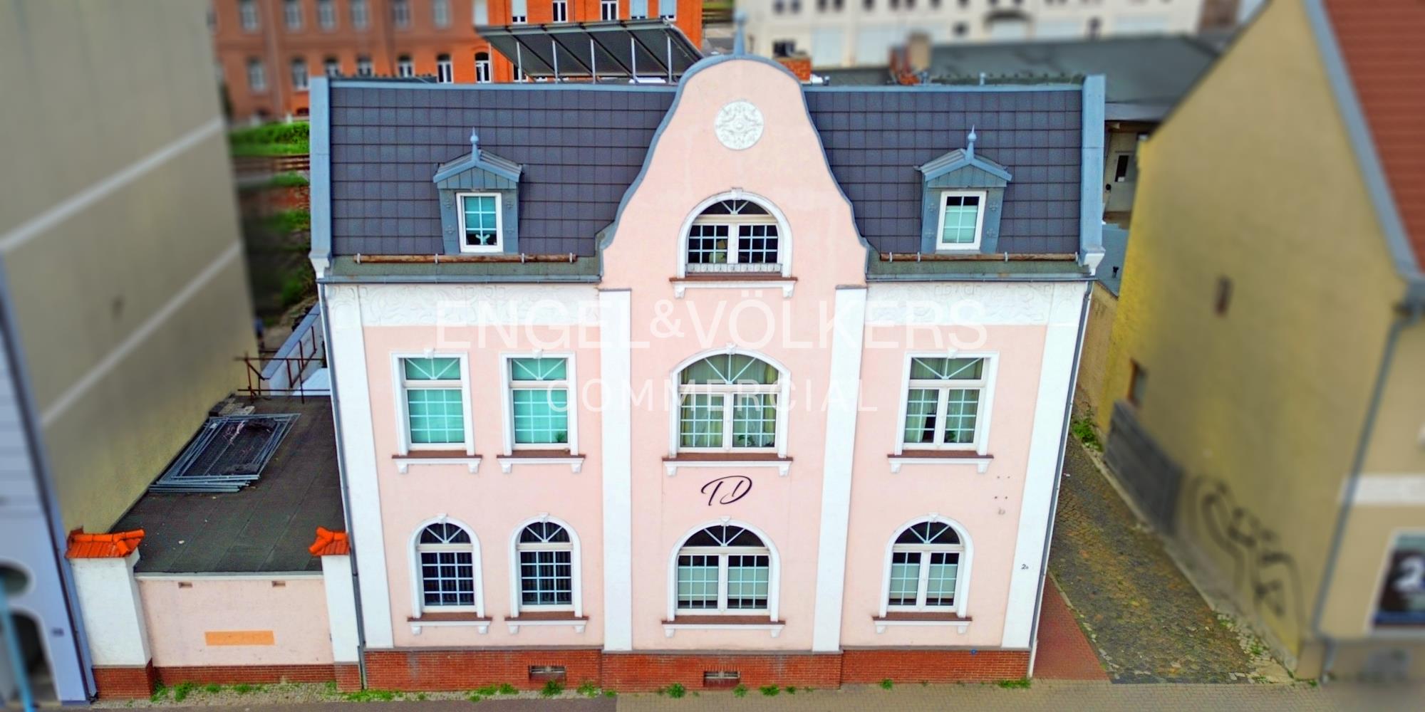 Wohn- und Geschäftshaus
mit Garagen und Stellflächen
