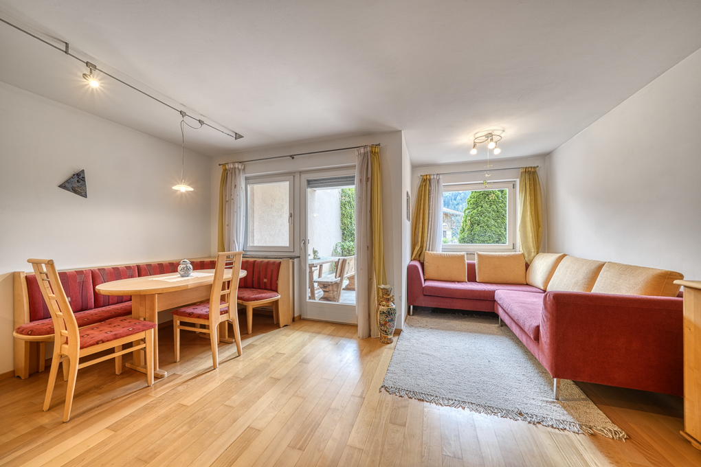 Fully furnished 2-room ground-floor apartment with terrace, garden and high-quality finishes in like-new condition
