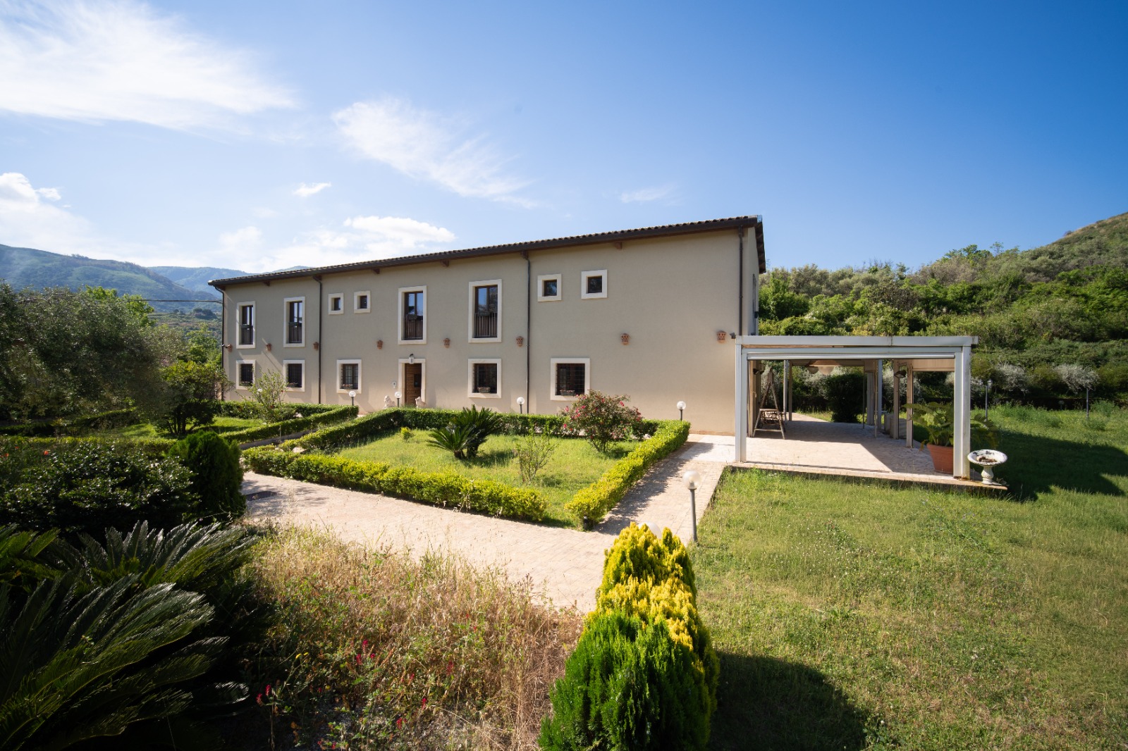 Charming farmhouse with swimming pool, a true haven of peace surrounded by nature