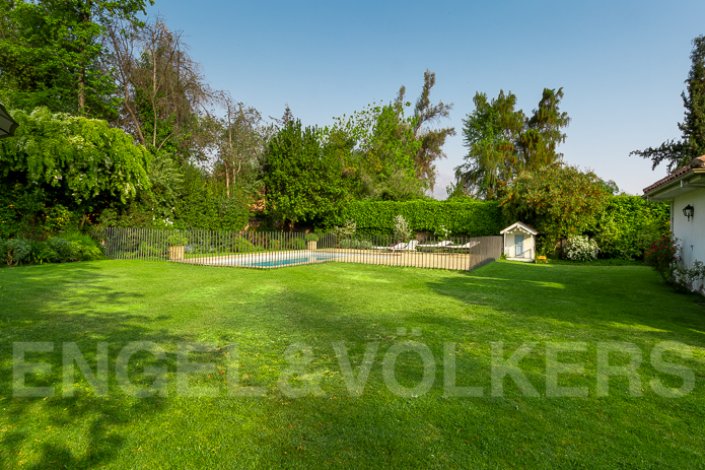 Gran casa colonial con amplio jardín