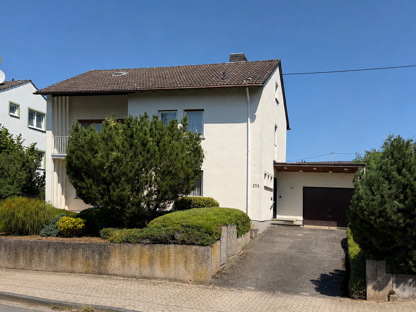 Gepflegtes Einfamilienhaus mit schönem Gartengrundstück [KI-modifiziert]