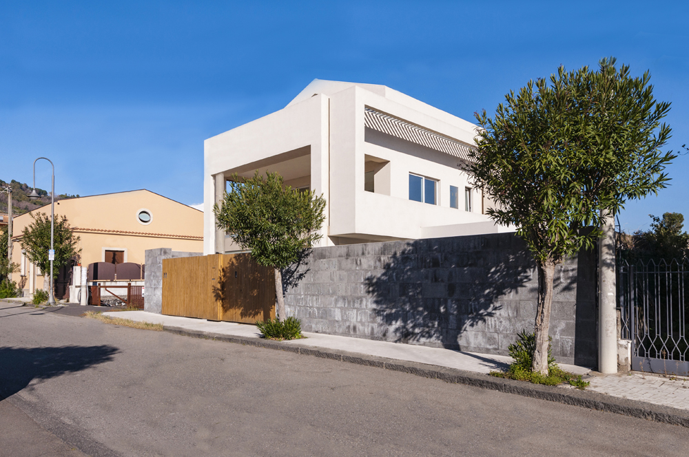 The sea just steps away: fully renovated and furnished apartment, ready to move in!