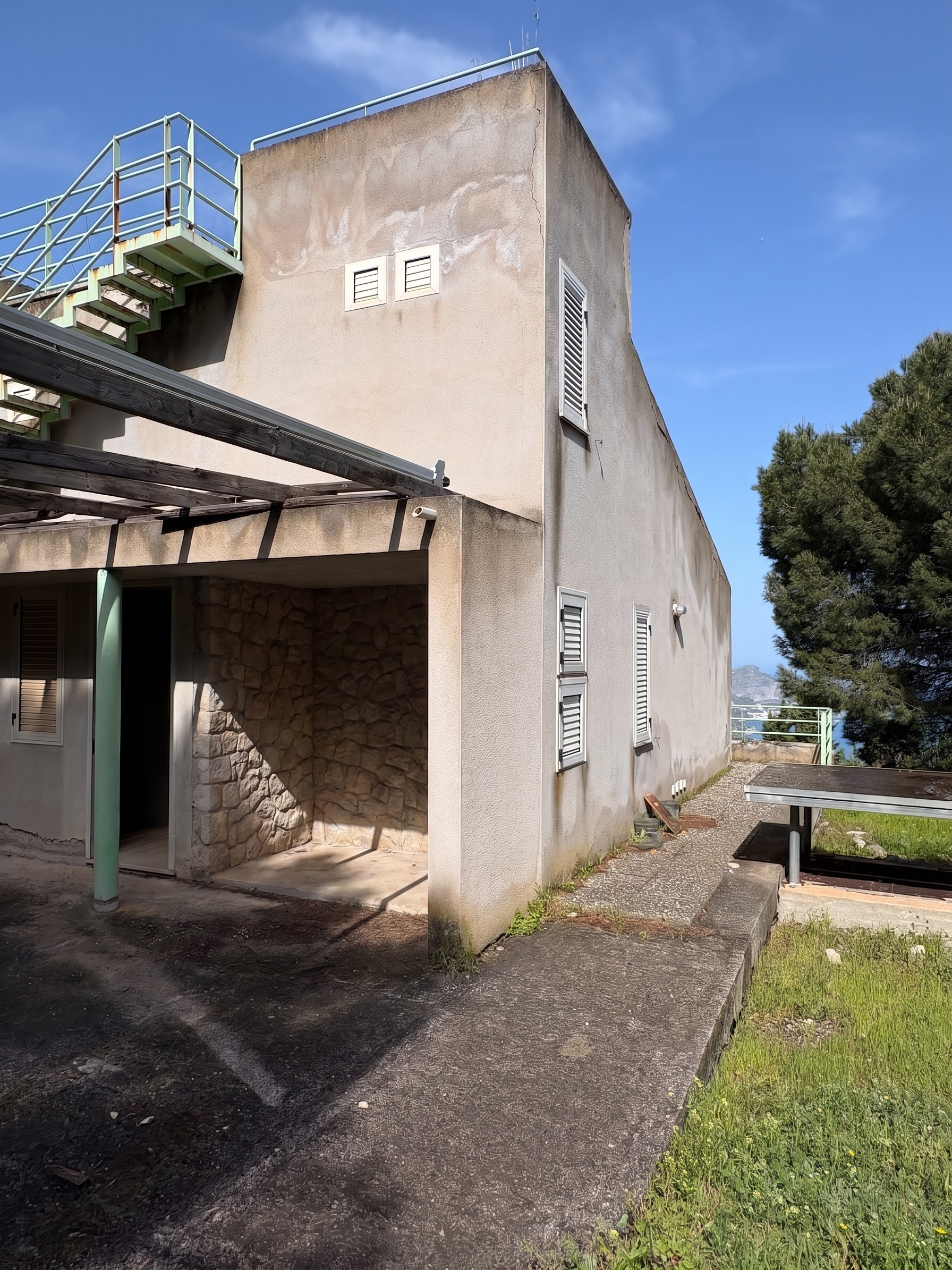 Panoramic house surrounded by greenery, to be renovated