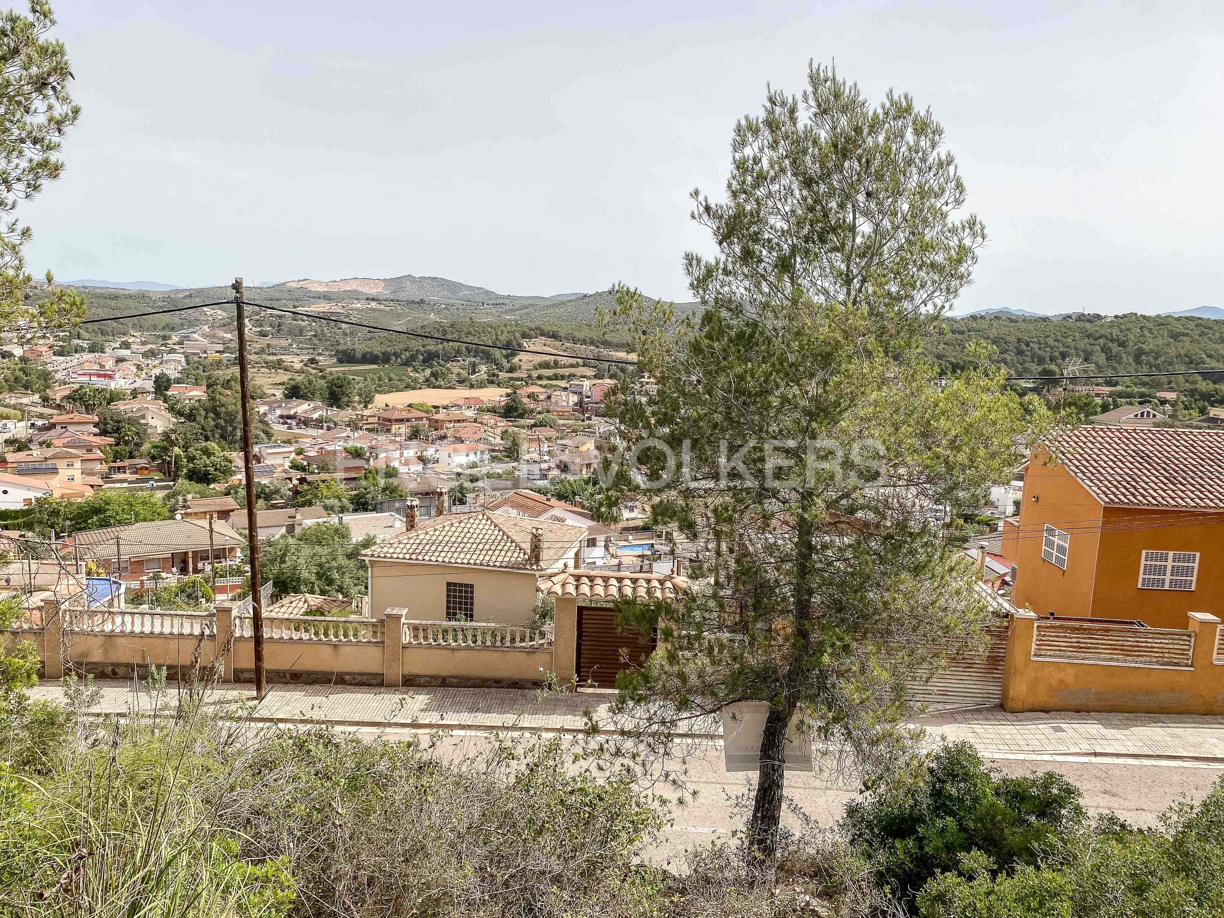 Plot of 960 m2 with all services in Urb. California