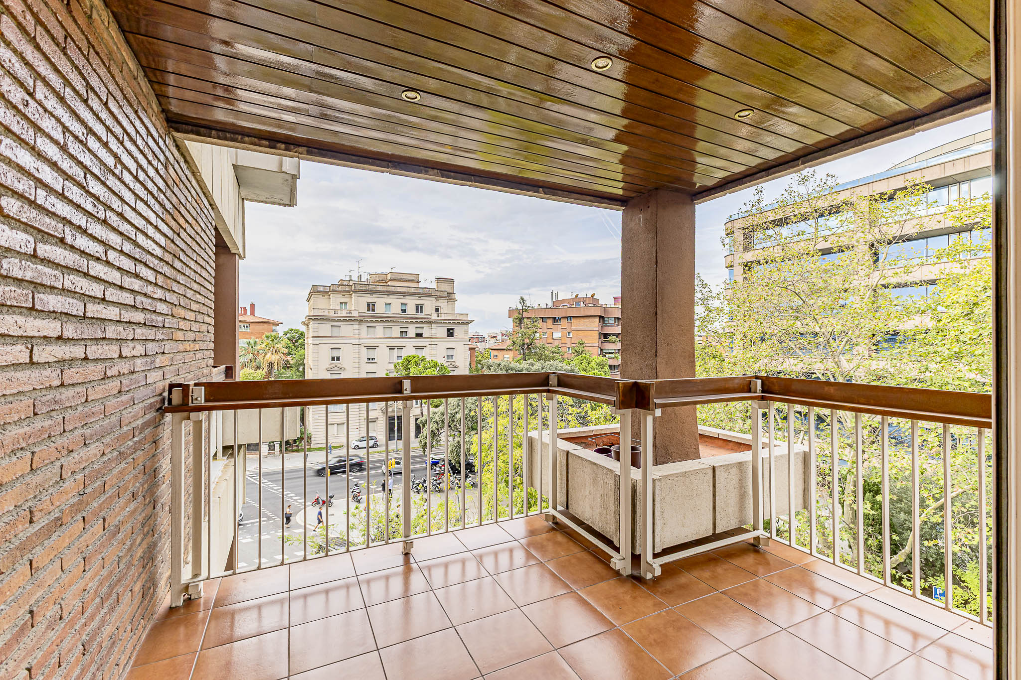 Apartment with a large terrace in Sant Gervasi