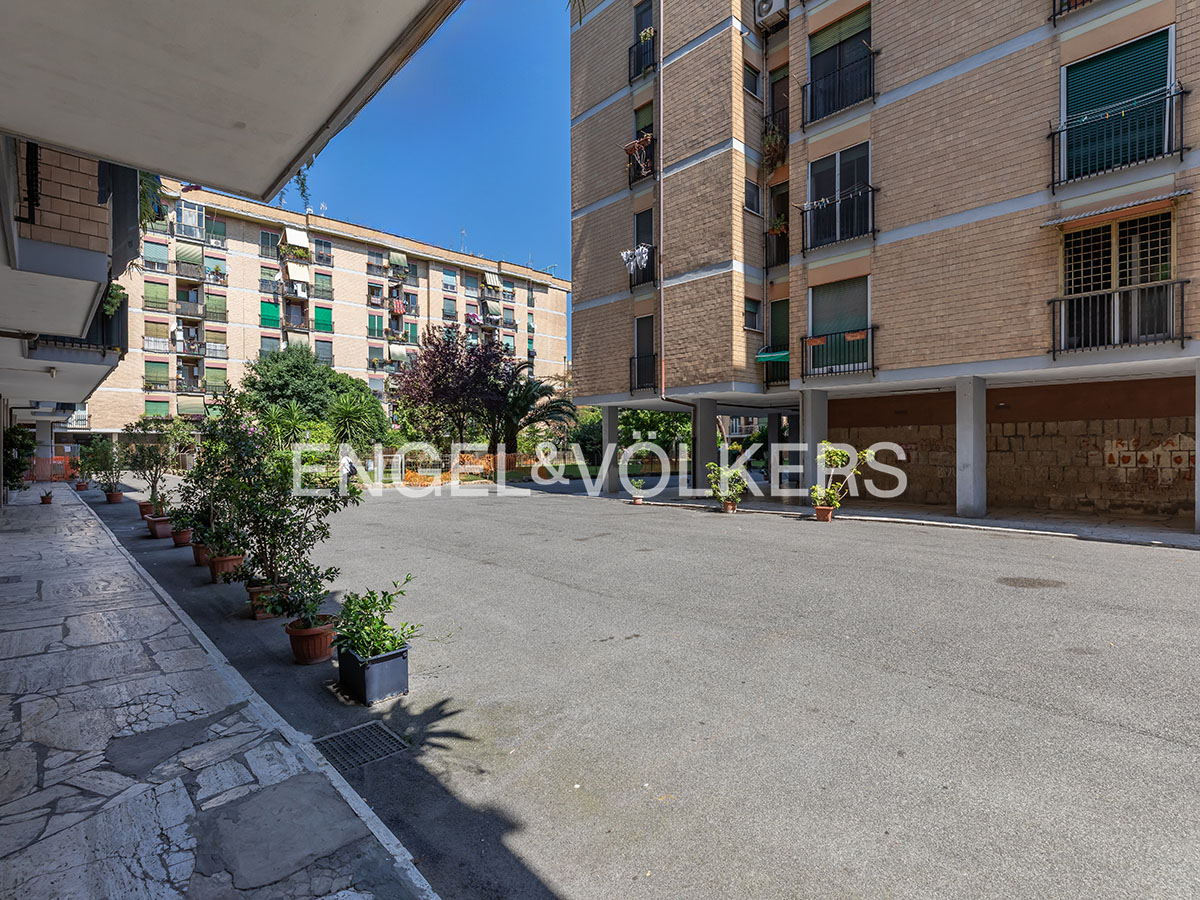 Magliana, bright, well-laid-out three-room apartment