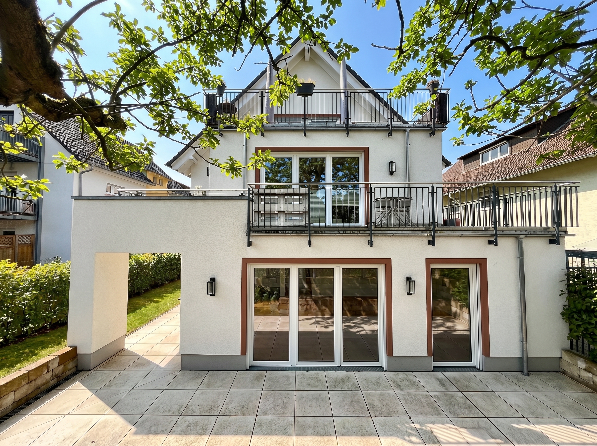 Moderne 5-Zimmer-Erdgeschosswohnung mit Garten in ruhiger Lage