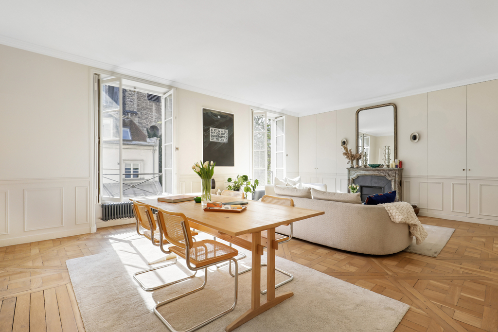 Saint-Germain-des-Prés — Opposite the Abbey — 2 suites — Renovated 91 m² apartment