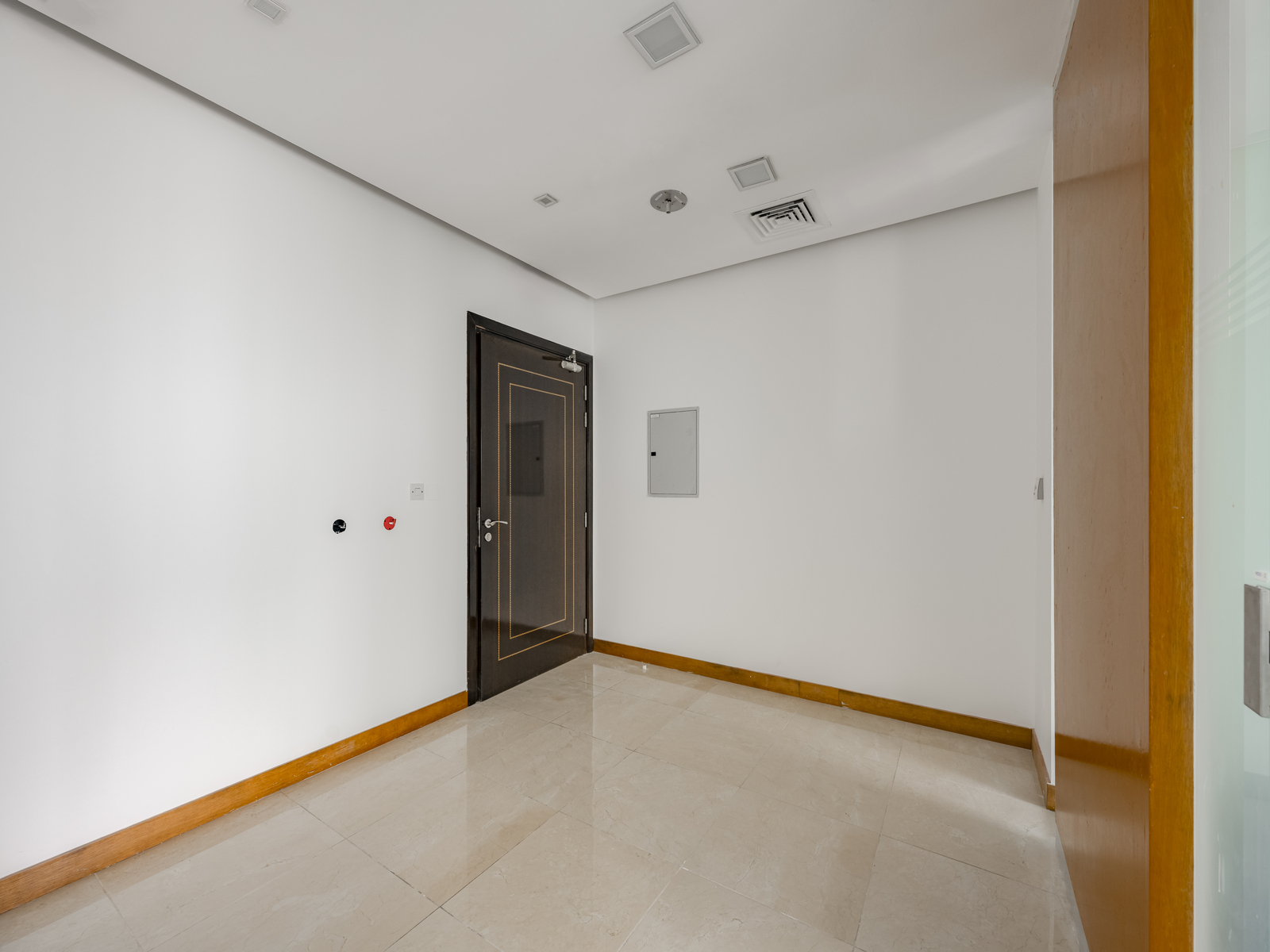 Grade A | Fitted | Carpet Flooring with Partition