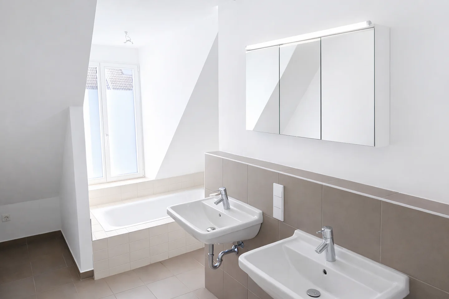 Exklusiv wohnen im Darmstädter Martinsviertel: Stilvoll sanierte Altbauwohnung mit Parkettboden, Balkon & ruhigem Flair - Foto 2