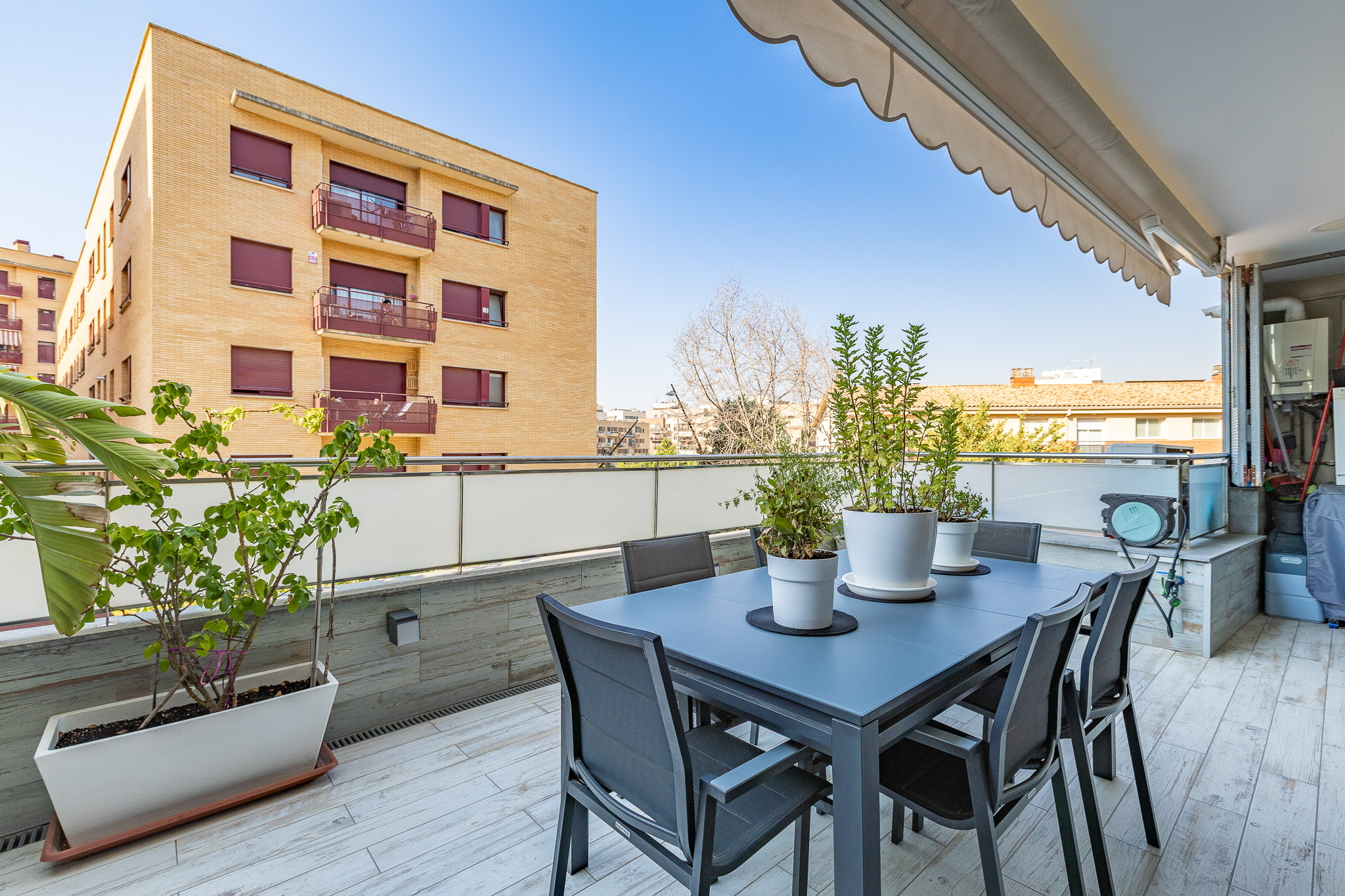 SPECTACULAR RENOVATED APARTMENT WITH TERRACE!
