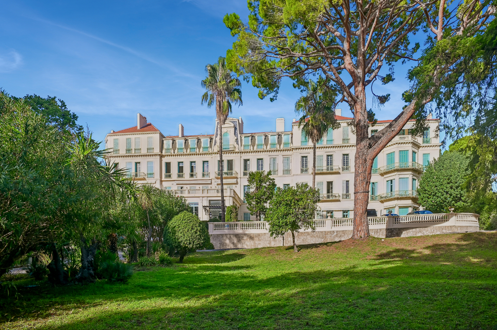Spacious bourgeois apartment with sea views in a former palace, near Rue d’Antibes