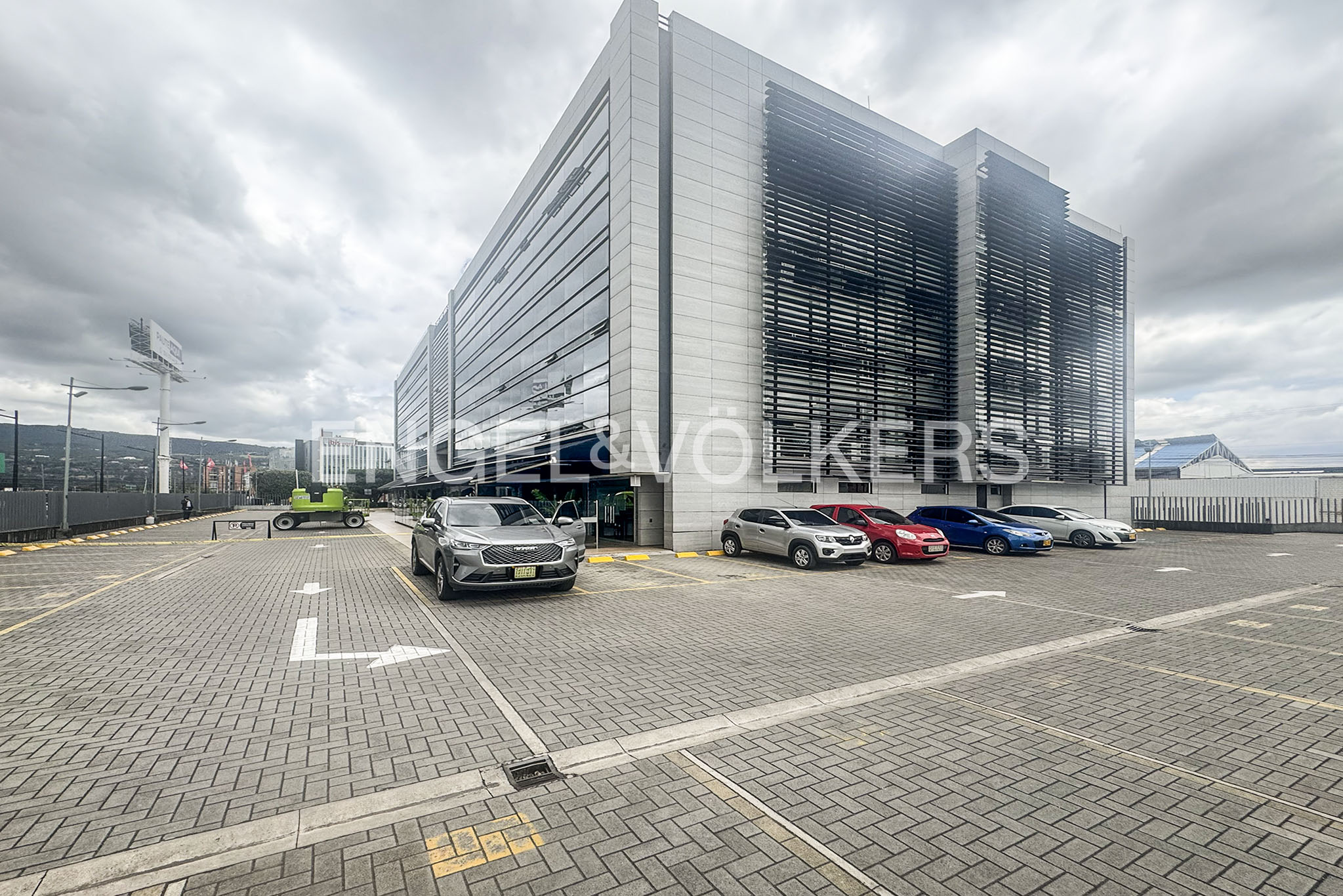 Arriendo Oficina con Parqueadero en OXUS Centro Empresarial Chía