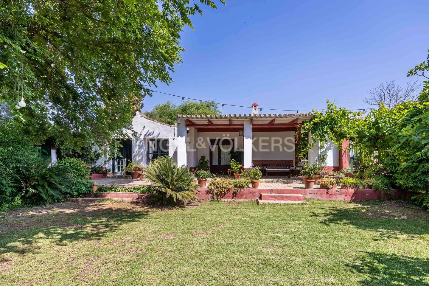 Equestrian farm with easy access less than 30 minutes from the centre of Seville, surrounded by nature.