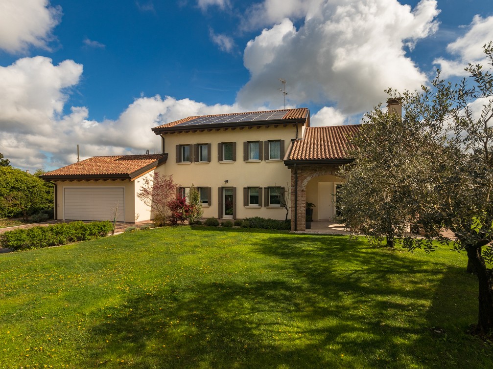 Detached villa with high-end finishes