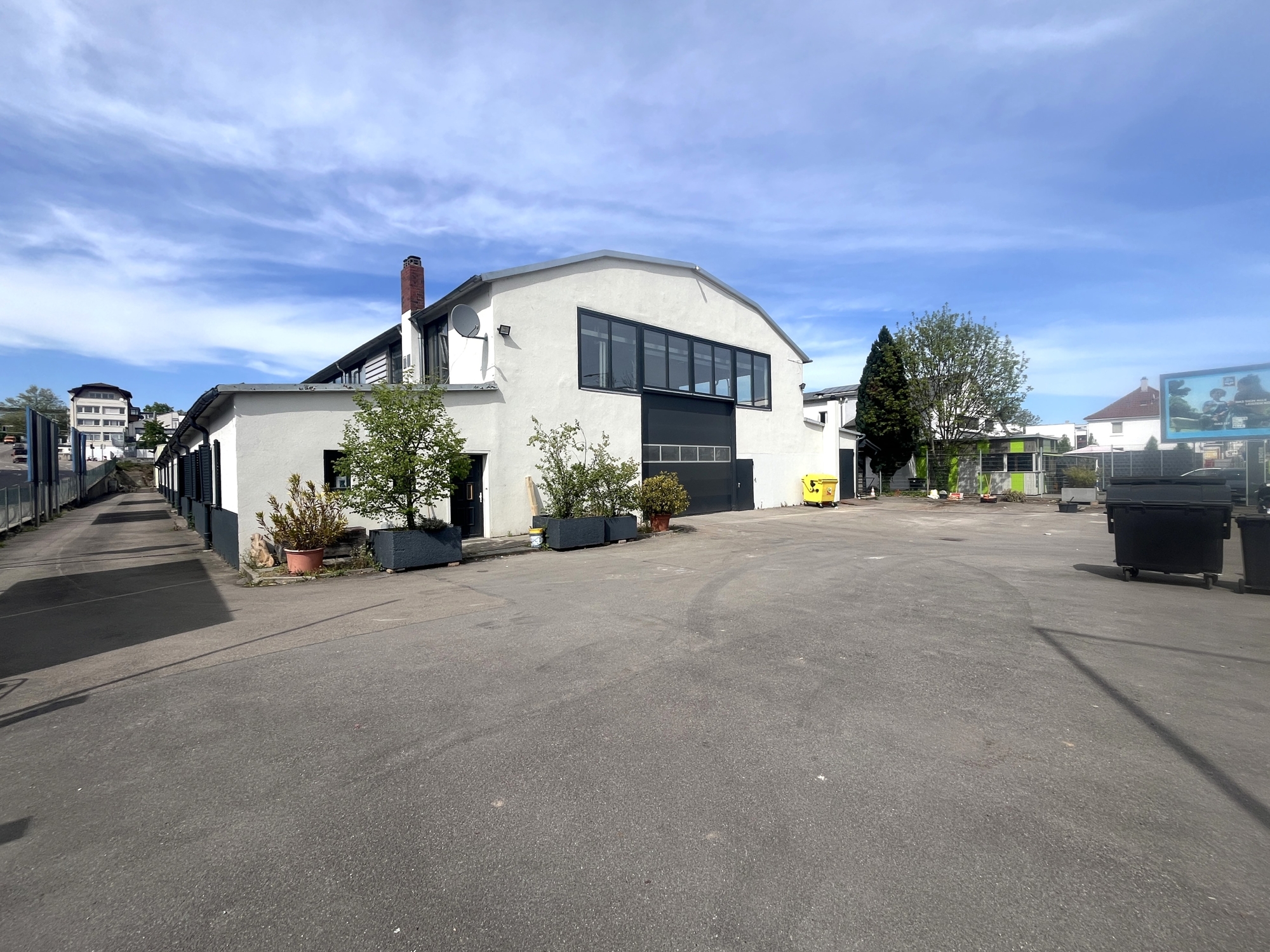 Stützenfreie Halle auf großem Grundstück