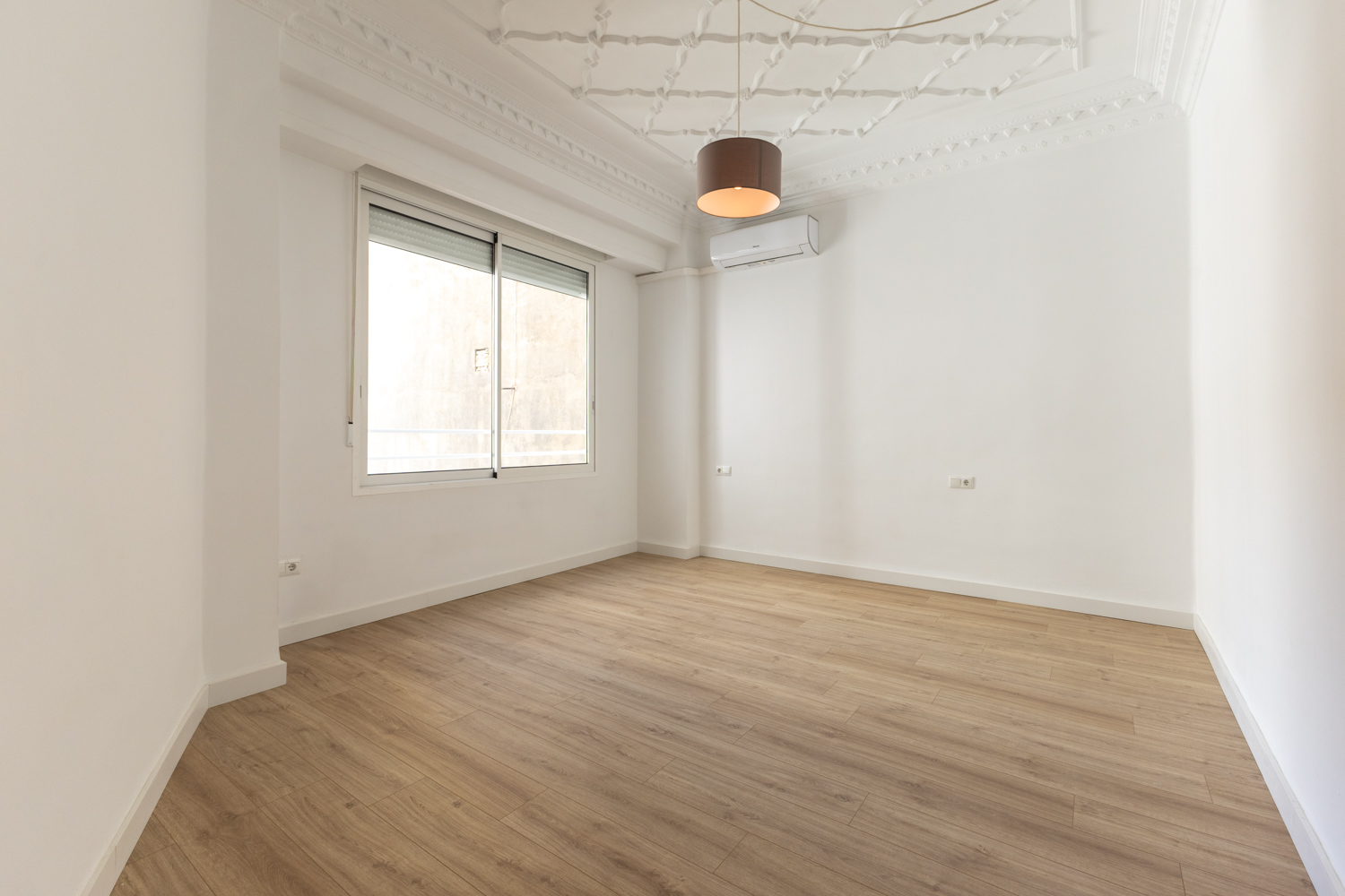 Elegant 4-bedroom apartment located in the Gran Vía neighborhood