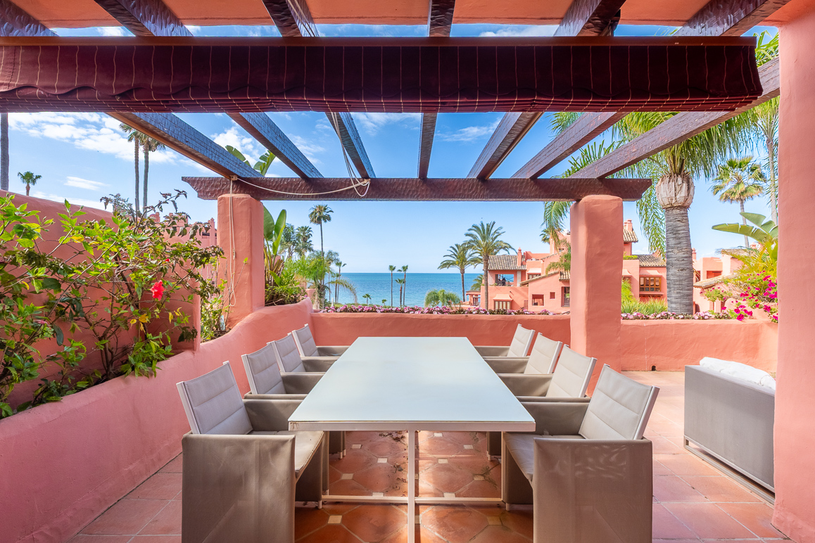 Apartamento de 2 dormitorios con amplia terraza y vistas panorámicas al mar en Cabo Bermejo, Estepona