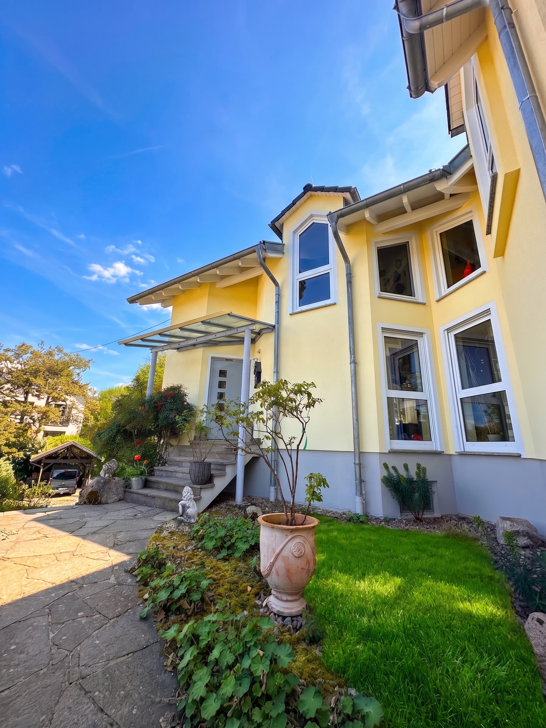 Exkl. Luxusvilla mit Naturpool, Wellnessbereich & Traumgarten in ruhiger Bestlage von Offenburg