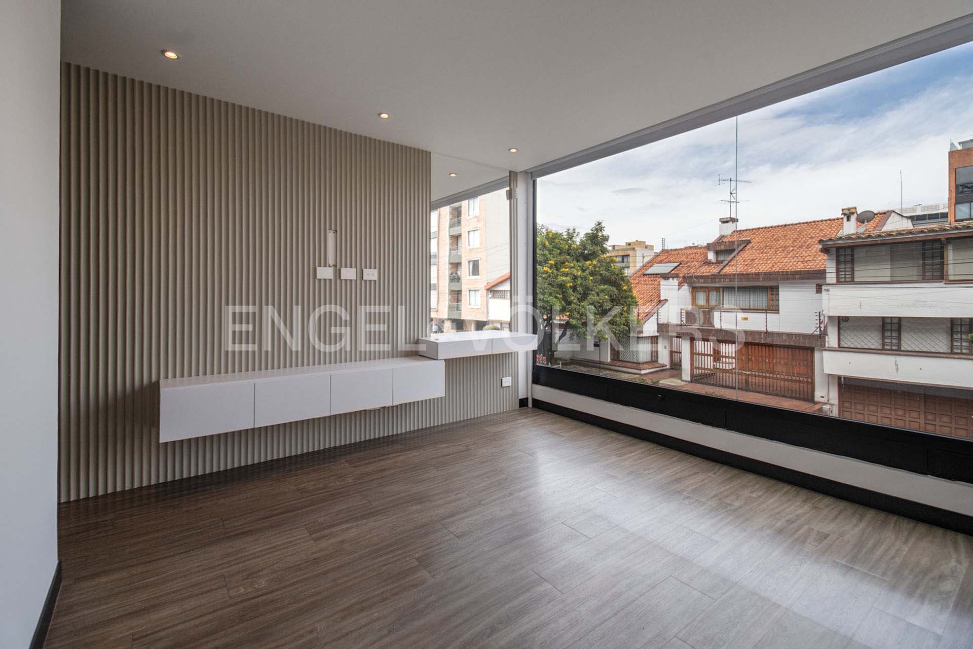 Moderno apartamento con terraza para venta en Santa Paula