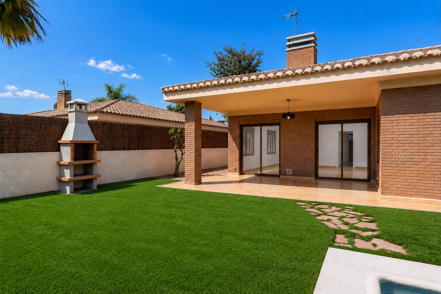 Exclusive villa in Rocafort. Privacy, space and comfort minutes from Valencia