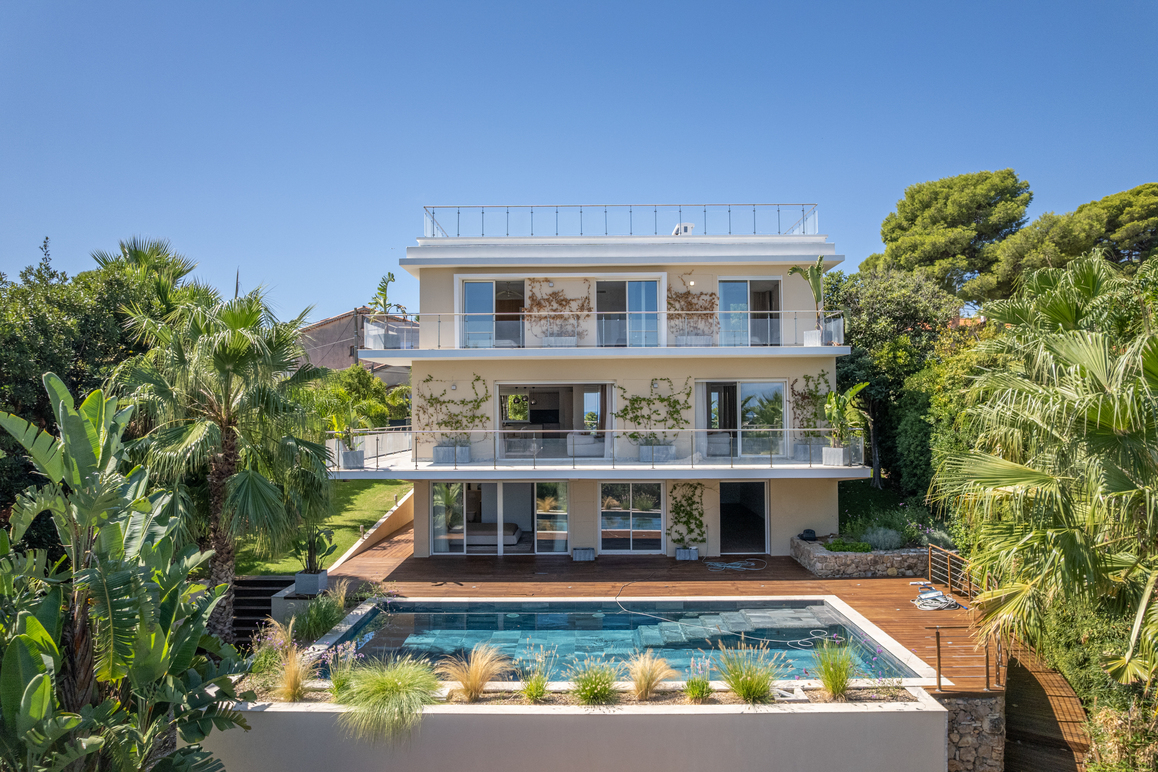 Cap d'Antibes – Villa contemporaine rénovée – Domaine privée – Piscine – Vue mer